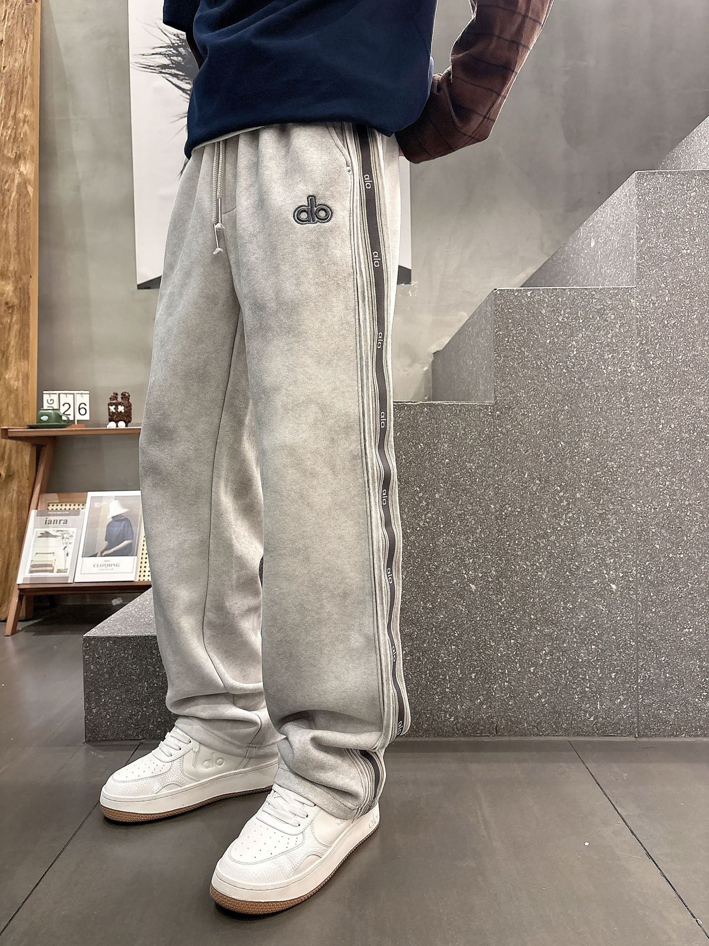 Alo Men's Classic Logo Lounge Pants - Ultimate Comfort & Style 3 i1756800011951 2128 0 9