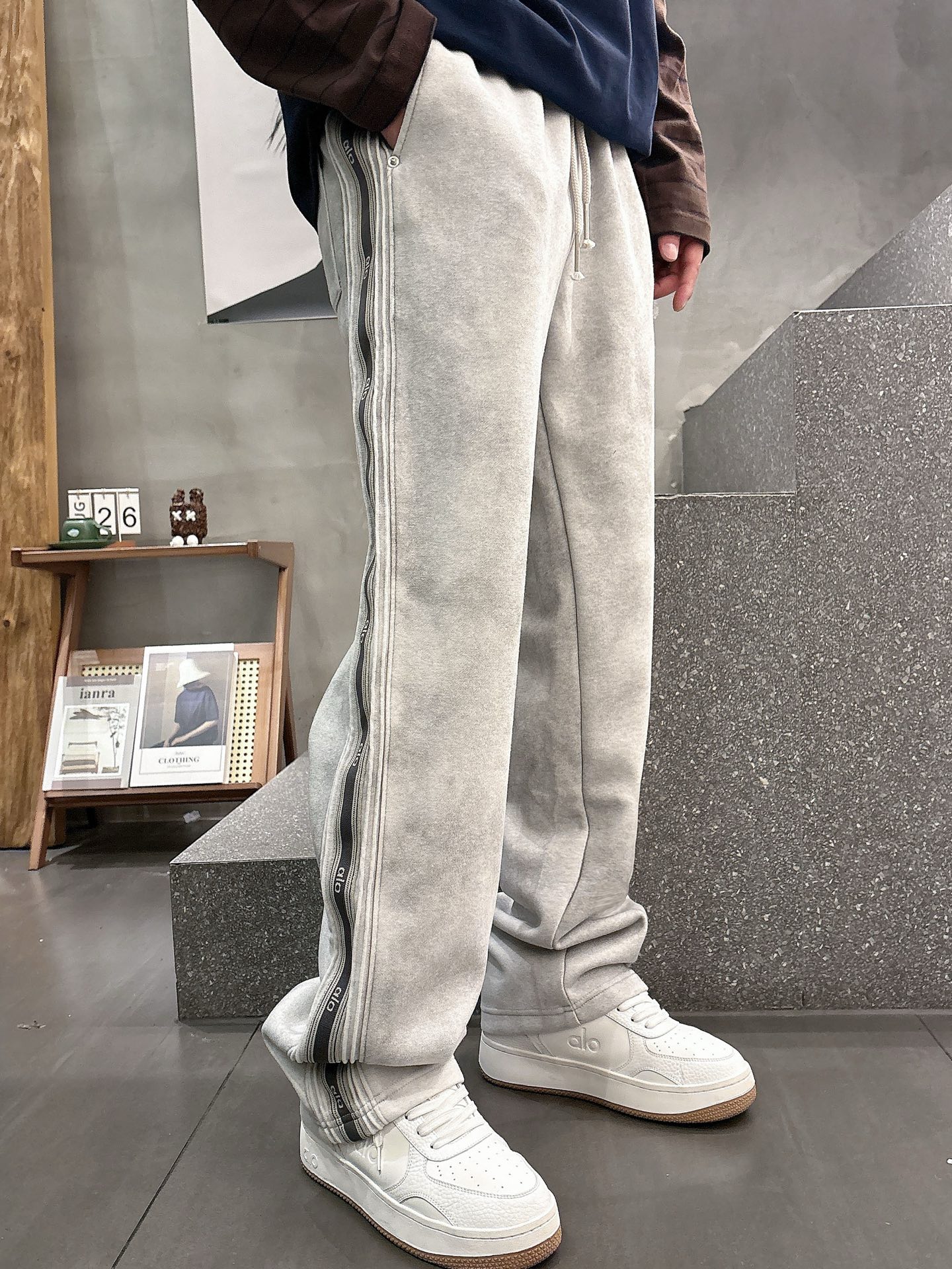 Alo Men's Classic Logo Lounge Pants - Ultimate Comfort & Style 11 i1756800012014 6631 0 8