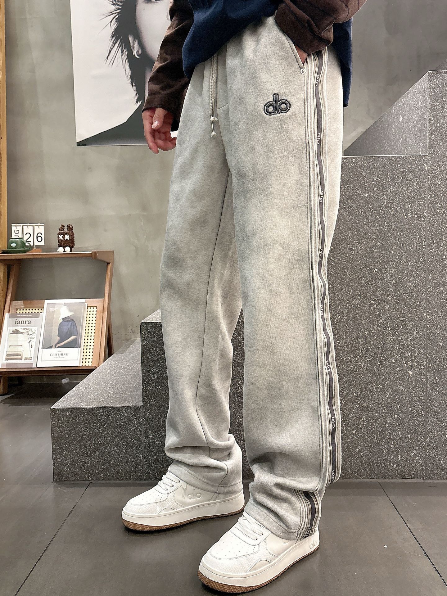 Alo Men's Classic Logo Lounge Pants - Ultimate Comfort & Style 8 i1756800017754 7215 0 10