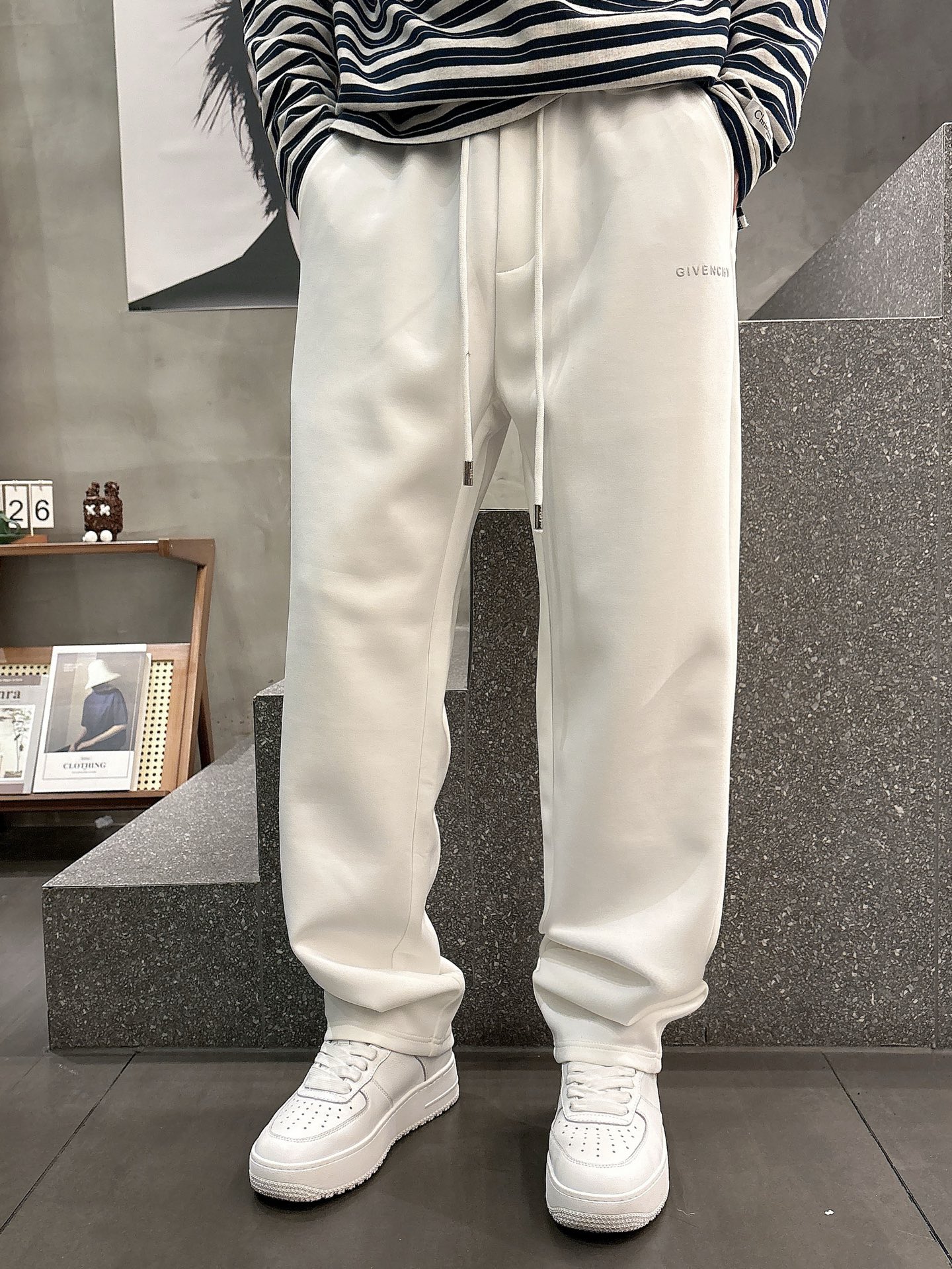 Givenchy Logo Print Casual Pants - Modern Comfort & Style 2 i1756800381352 6463 0 9