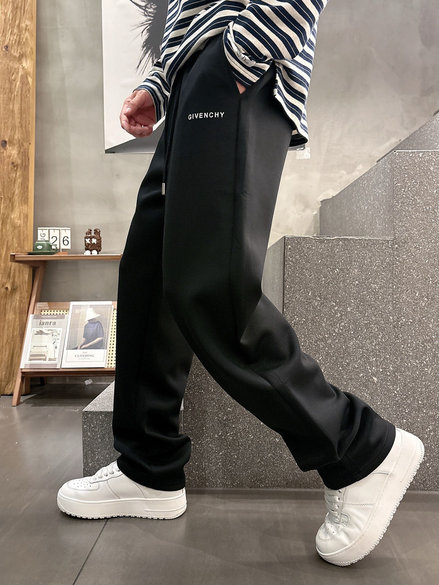 Givenchy Logo Print Casual Pants - Modern Comfort & Style 2 i1756800425477 884 0 6