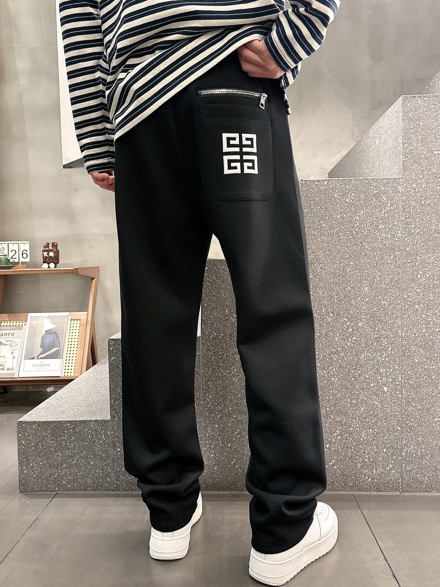 Givenchy Logo Print Casual Pants - Modern Comfort & Style 6 i1756800425491 8894 0 4