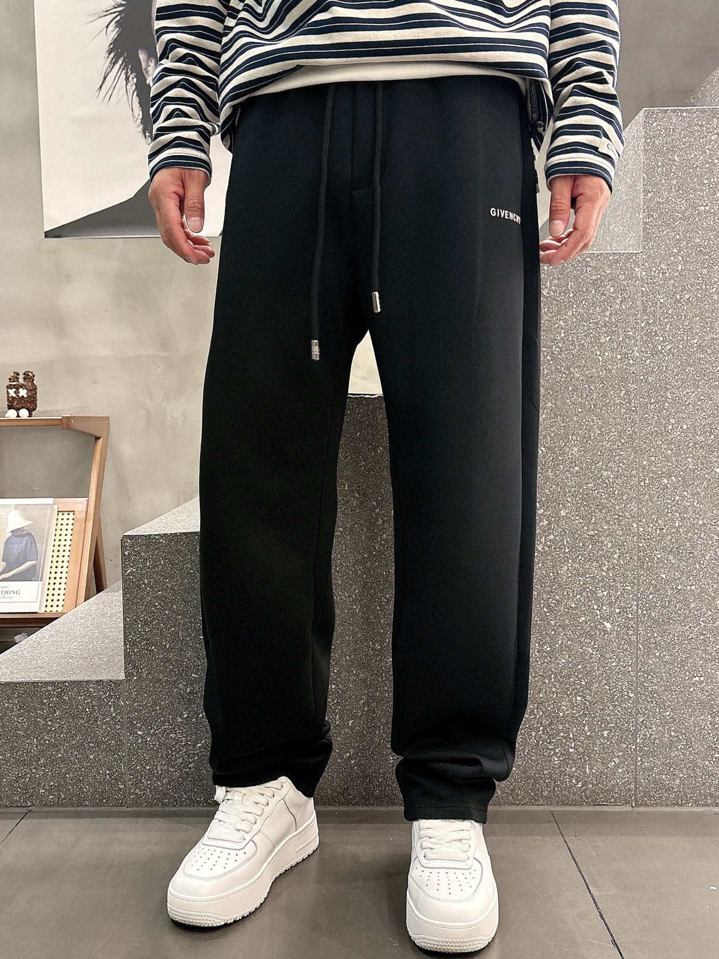 Givenchy Logo Print Casual Pants - Modern Comfort & Style 4 i1756800438251 3138 0 7