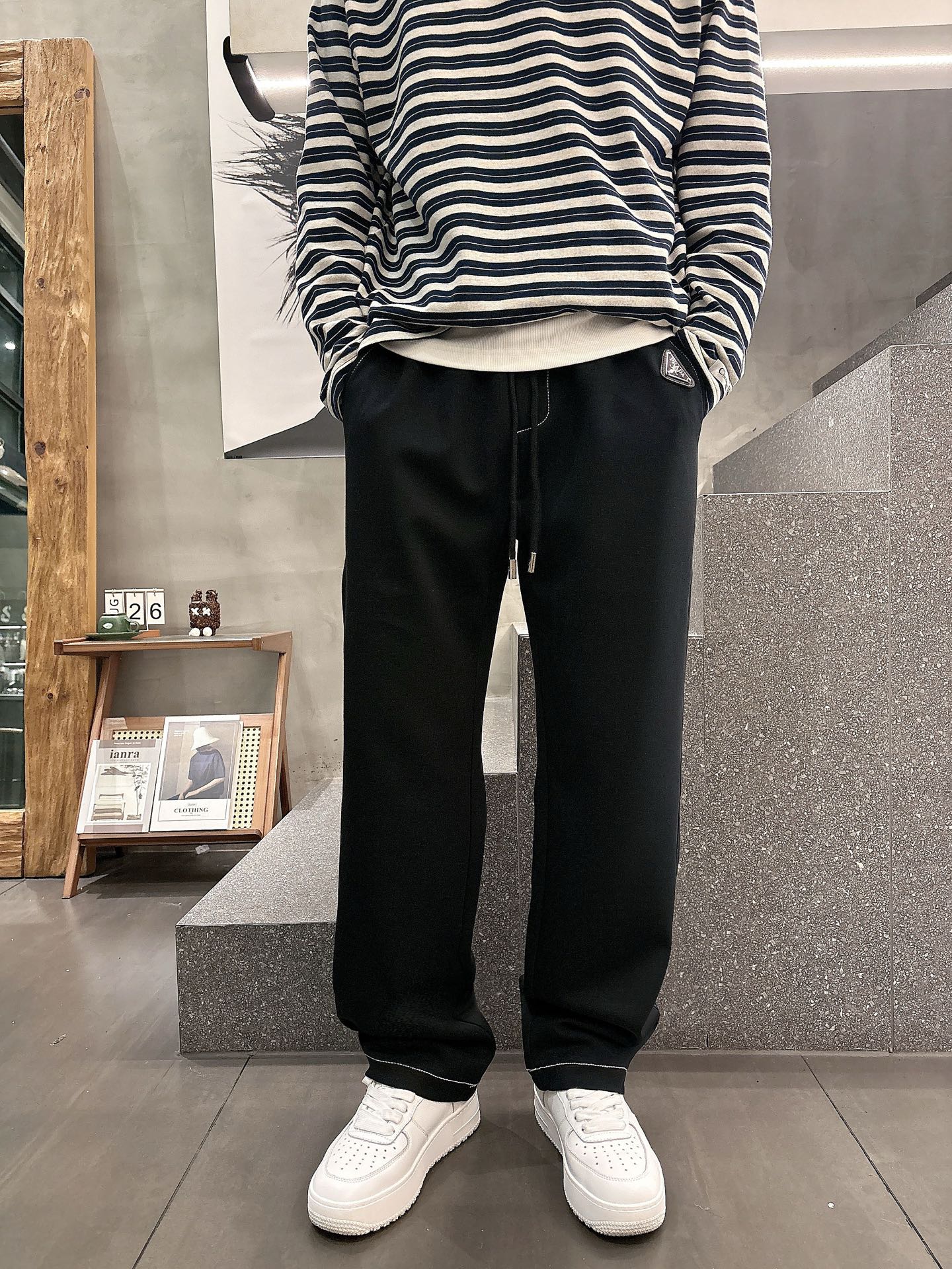 NO:608267,Prada top products 2025 autumn and winter new casual pants!  On sale simultaneously on the official website. Brand classic LOGO casual pants, customized fabrics, excellent comfort, strong touch. Highly recognizable, perfect appearance and craftsmanship. Sizes M-3XL, prada, alexander wang19860909普拉达 顶级货品 2025秋冬新款休闲裤！官网同步发售.品牌经典LOGO休闲裤 ,定制面料,舒适度极好,手触感强烈.辨识度极高,完美品相工艺. 尺码M-3XL,,prada,alexander wang,Men's clothing