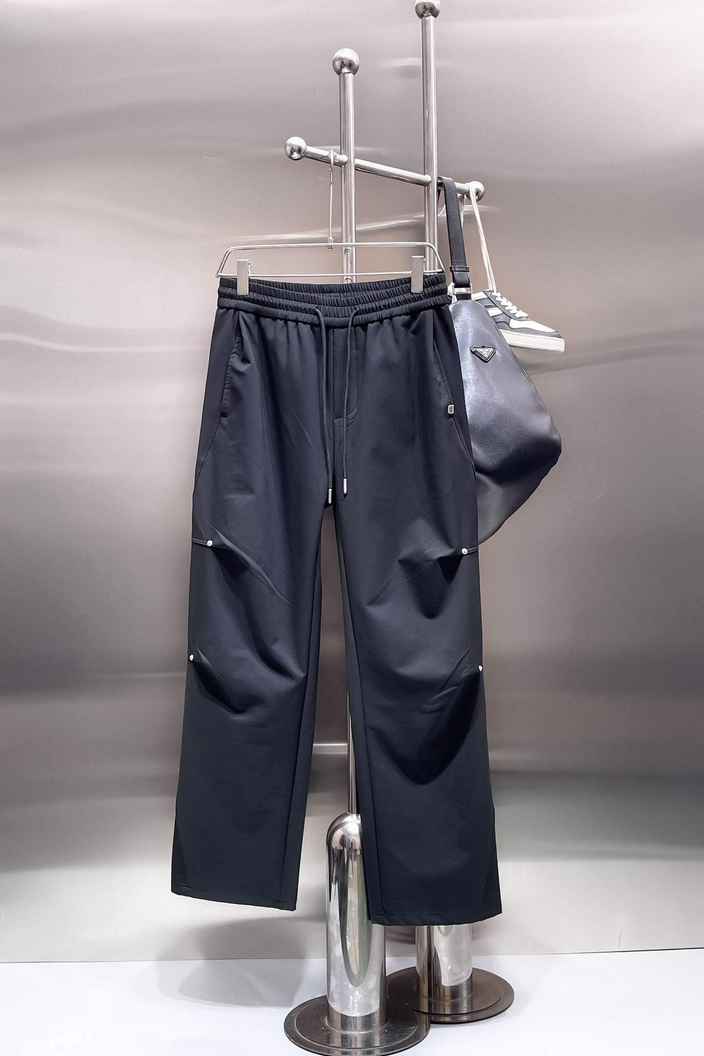 NO:731972,Balenciaga's top product 2025 autumn and winter new casual pants!  On sale simultaneously on the official website. The brand's classic LOGO casual pants, customized fabrics, extremely comfortable, strong touch. Highly recognizable, perfect appearance and craftsmanship. Sizes M-3XL, balenciaga,19860909巴黎世家顶级货品 2025秋冬新款休闲裤！官网同步发售.品牌经典LOGO休闲裤 ,定制面料,舒适度极好,手触感强烈.辨识度极高,完美品相工艺. 尺码M-3XL,,balenciaga,,Men's clothing