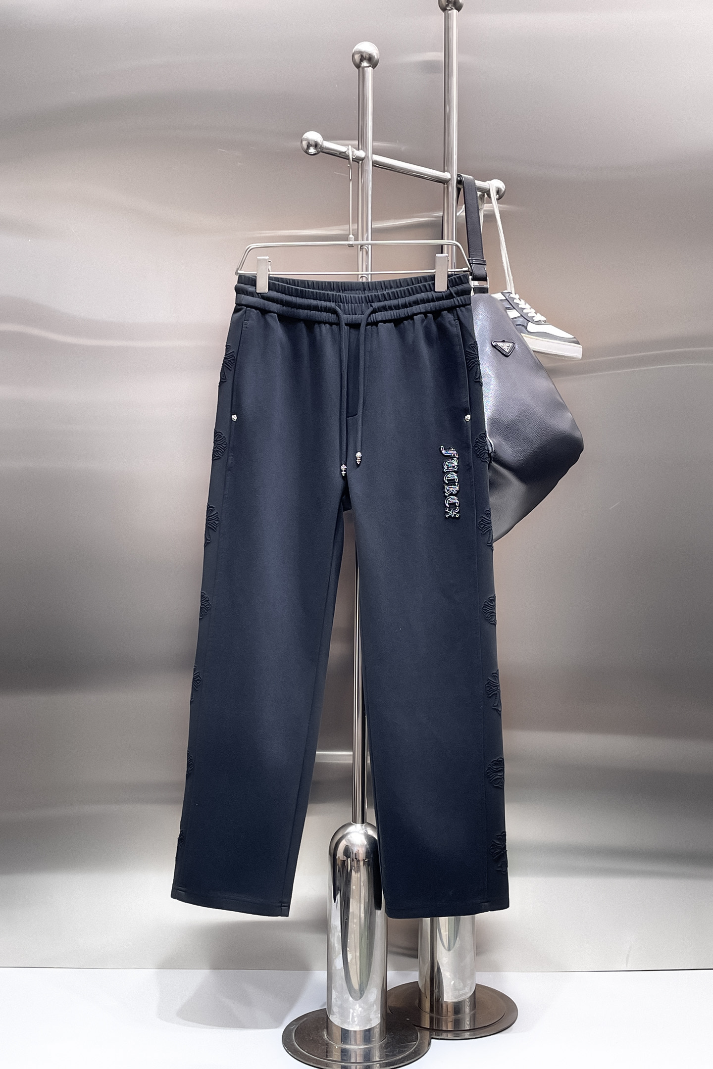 NO:732079,Croxin Top Products 2025 Autumn and Winter New Casual Pants!  On sale simultaneously on the official website. Brand classic LOGO casual pants, customized fabrics, extremely comfortable, strong touch. Highly recognizable, perfect appearance and craftsmanship. Sizes M-3XL,, chrome hearts,19860909克罗心 顶级货品 2025秋冬新款休闲裤！官网同步发售.品牌经典LOGO休闲裤 ,定制面料,舒适度极好,手触感强烈.辨识度极高,完美品相工艺. 尺码M-3XL,,chrome hearts,,Men's clothing