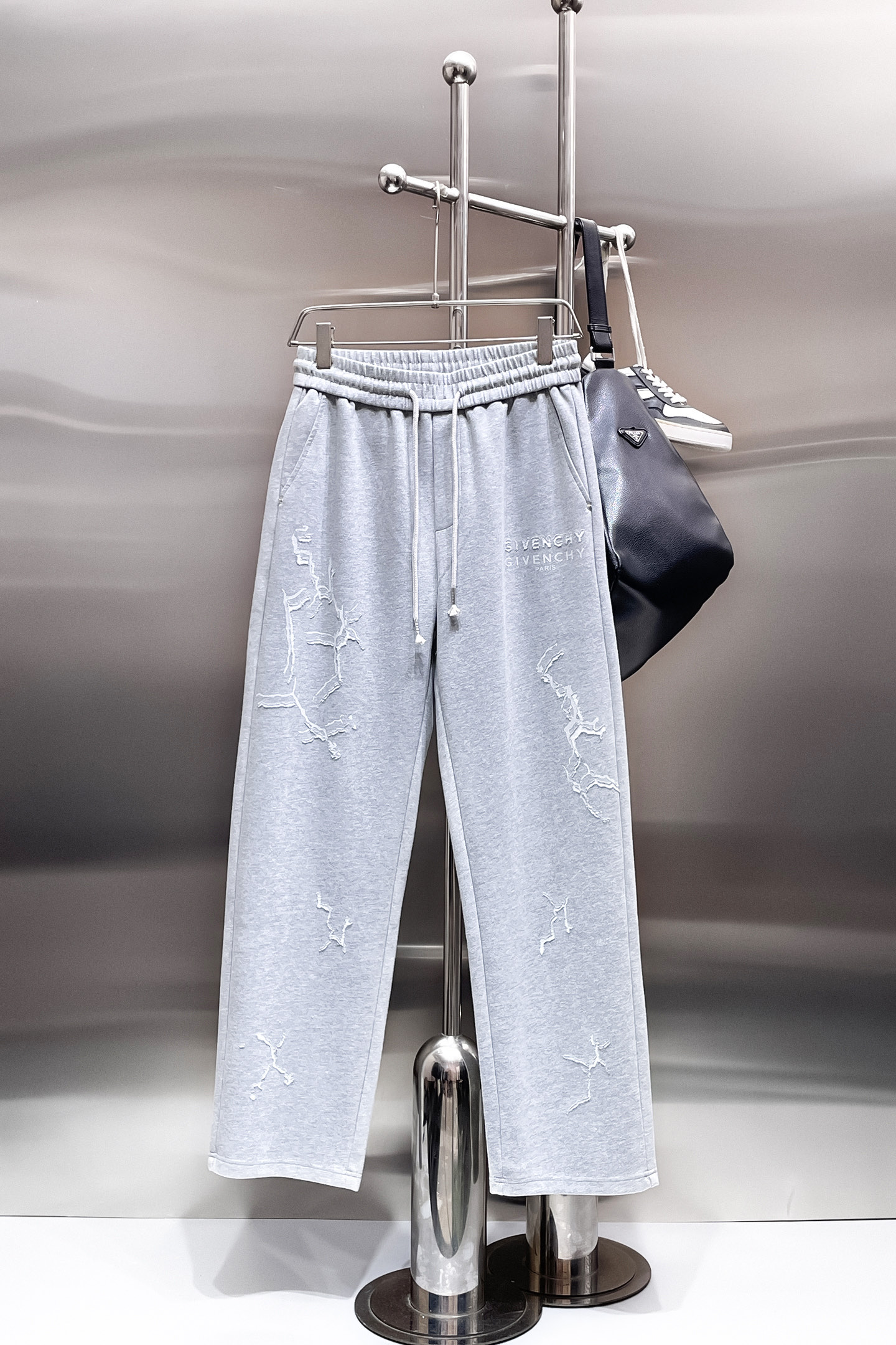 NO:732049,Givenchy's top products 2025 autumn and winter new casual pants!  On sale simultaneously on the official website. The brand's classic LOGO casual pants, customized fabrics, excellent comfort, strong touch. Highly recognizable, perfect appearance and craftsmanship. Sizes M-3XL,,givenchy,19860909纪梵希顶级货品 2025秋冬新款休闲裤！官网同步发售.品牌经典LOGO休闲裤 ,定制面料,舒适度极好,手触感强烈.辨识度极高,完美品相工艺. 尺码M-3XL,,givenchy,,Men's clothing