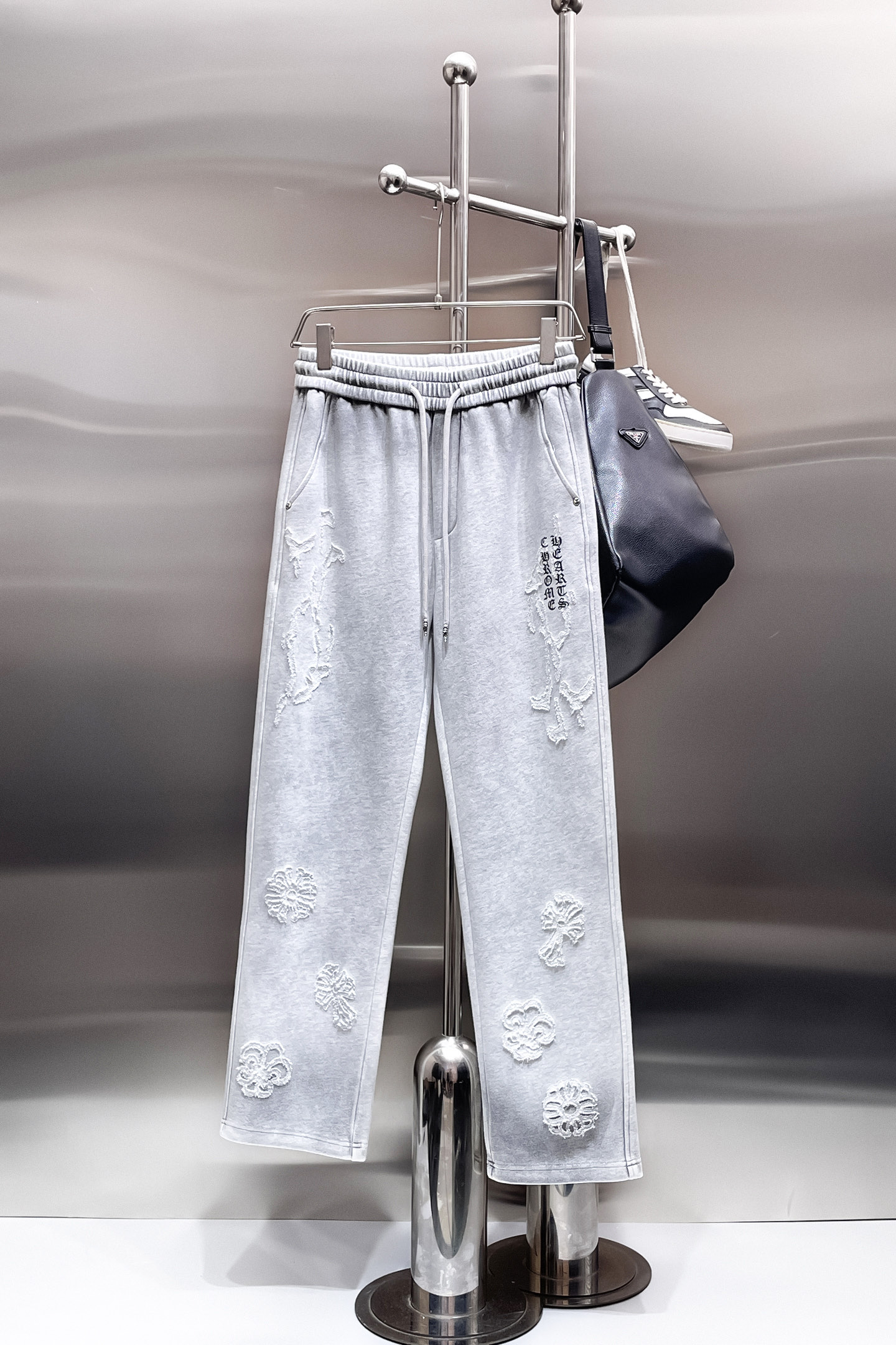 NO:732026,Croxin's top product 2025 autumn and winter new casual pants!  On sale simultaneously on the official website. Brand classic LOGO casual pants, customized fabrics, extremely comfortable, strong touch. Highly recognizable, perfect appearance and craftsmanship. Sizes M-3XL,, chrome hearts,19860909克罗心顶级货品 2025秋冬新款休闲裤！官网同步发售.品牌经典LOGO休闲裤 ,定制面料,舒适度极好,手触感强烈.辨识度极高,完美品相工艺. 尺码M-3XL,,chrome hearts,,Men's clothing