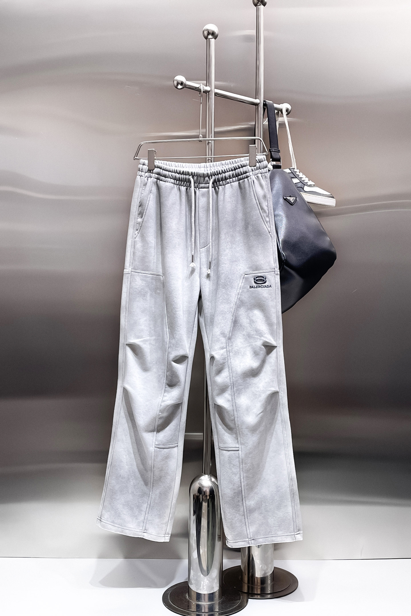 NO:732052,Balenciaga's top product 2025 autumn and winter new casual pants!  On sale simultaneously on the official website. The brand's classic LOGO casual pants, customized fabrics, extremely comfortable, strong touch. Highly recognizable, perfect appearance and craftsmanship. Sizes M-3XL, balenciaga,19860909巴黎世家顶级货品 2025秋冬新款休闲裤！官网同步发售.品牌经典LOGO休闲裤 ,定制面料,舒适度极好,手触感强烈.辨识度极高,完美品相工艺. 尺码M-3XL,,balenciaga,,Men's clothing