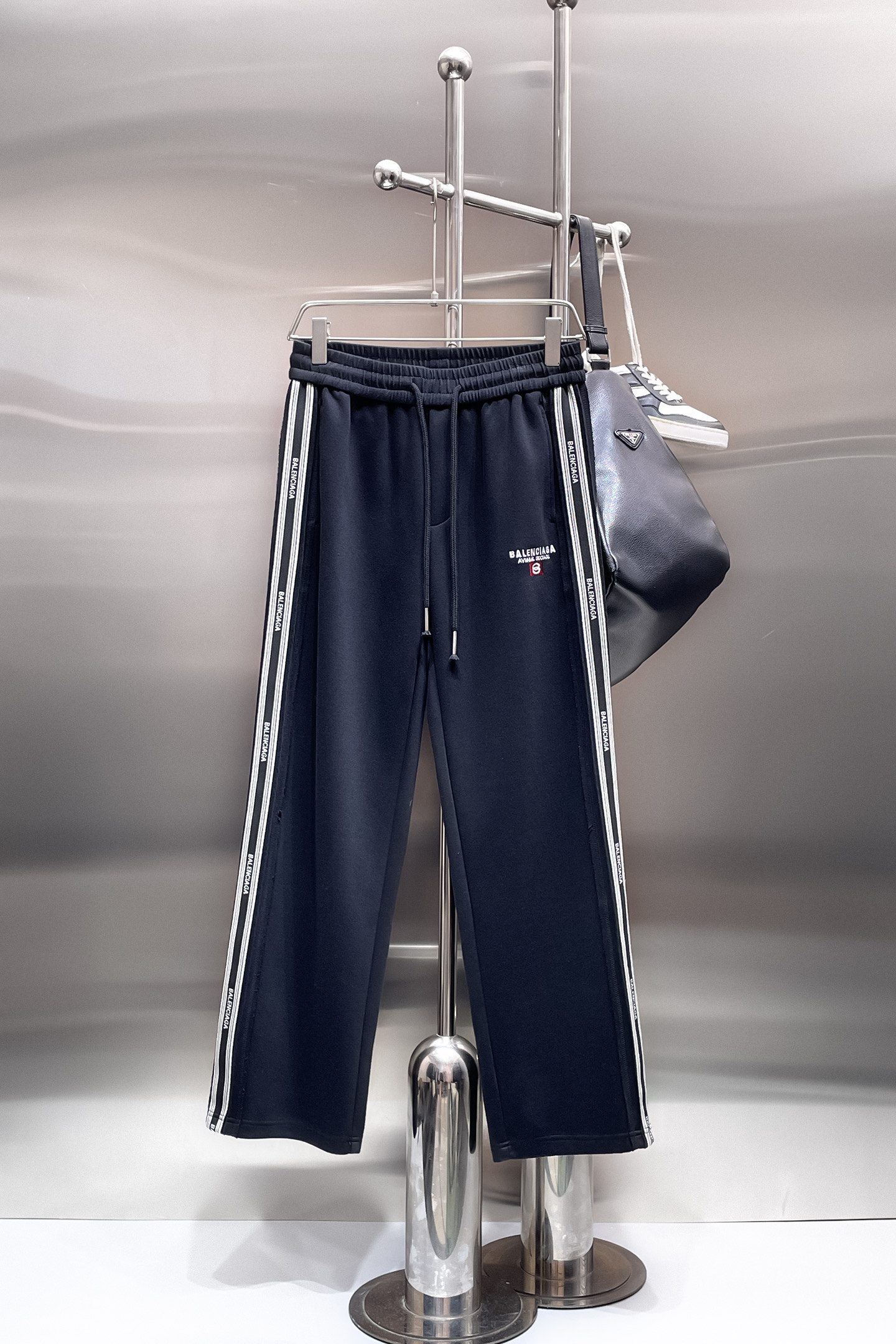 NO:732044,Balenciaga top product 2025 autumn and winter new casual pants!  On sale simultaneously on the official website. The brand's classic LOGO casual pants, customized fabrics, extremely comfortable, strong touch. Highly recognizable, perfect appearance and craftsmanship. Sizes M-3XL, balenciaga,19860909巴黎世家 顶级货品 2025秋冬新款休闲裤！官网同步发售.品牌经典LOGO休闲裤 ,定制面料,舒适度极好,手触感强烈.辨识度极高,完美品相工艺. 尺码M-3XL,,balenciaga,,Men's clothing