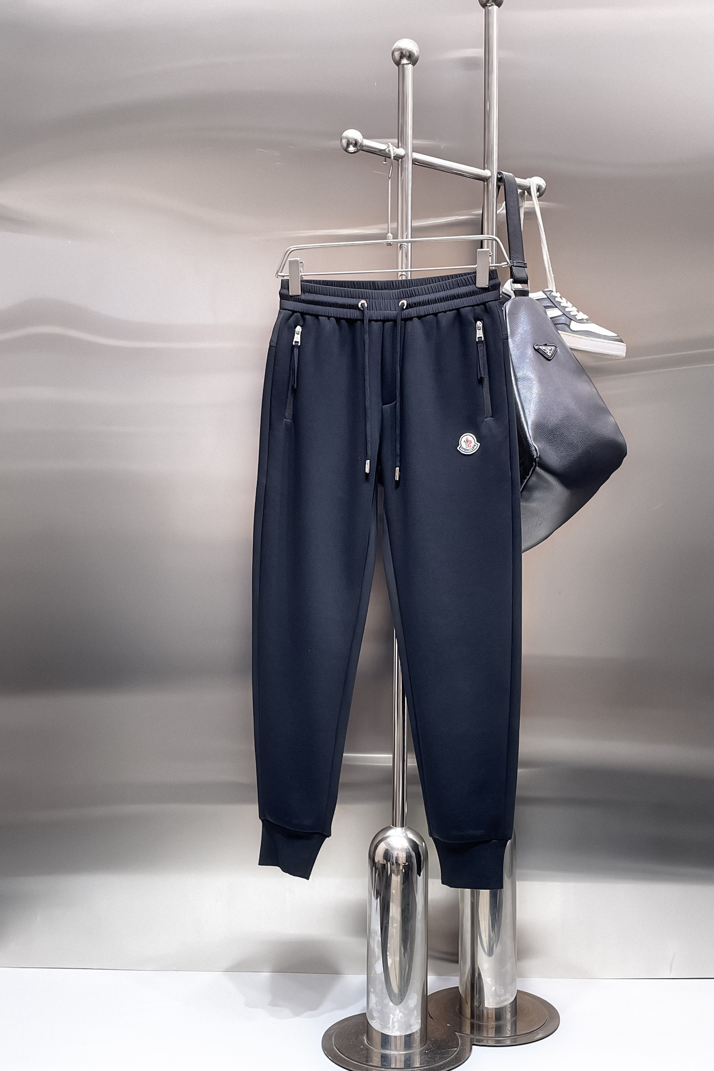 NO:732057,Top quality products for menstrual mouth, 2025 autumn and winter new casual pants!  On sale simultaneously on the official website. The brand's classic LOGO casual pants, customized fabrics, excellent comfort, strong touch. Highly recognizable, perfect appearance and craftsmanship. Sizes M-3XL, Moncler,19860909蒙口顶级货品 2025秋冬新款休闲裤！官网同步发售.品牌经典LOGO休闲裤 ,定制面料,舒适度极好,手触感强烈.辨识度极高,完美品相工艺. 尺码M-3XL,,Moncler,,Men's clothing