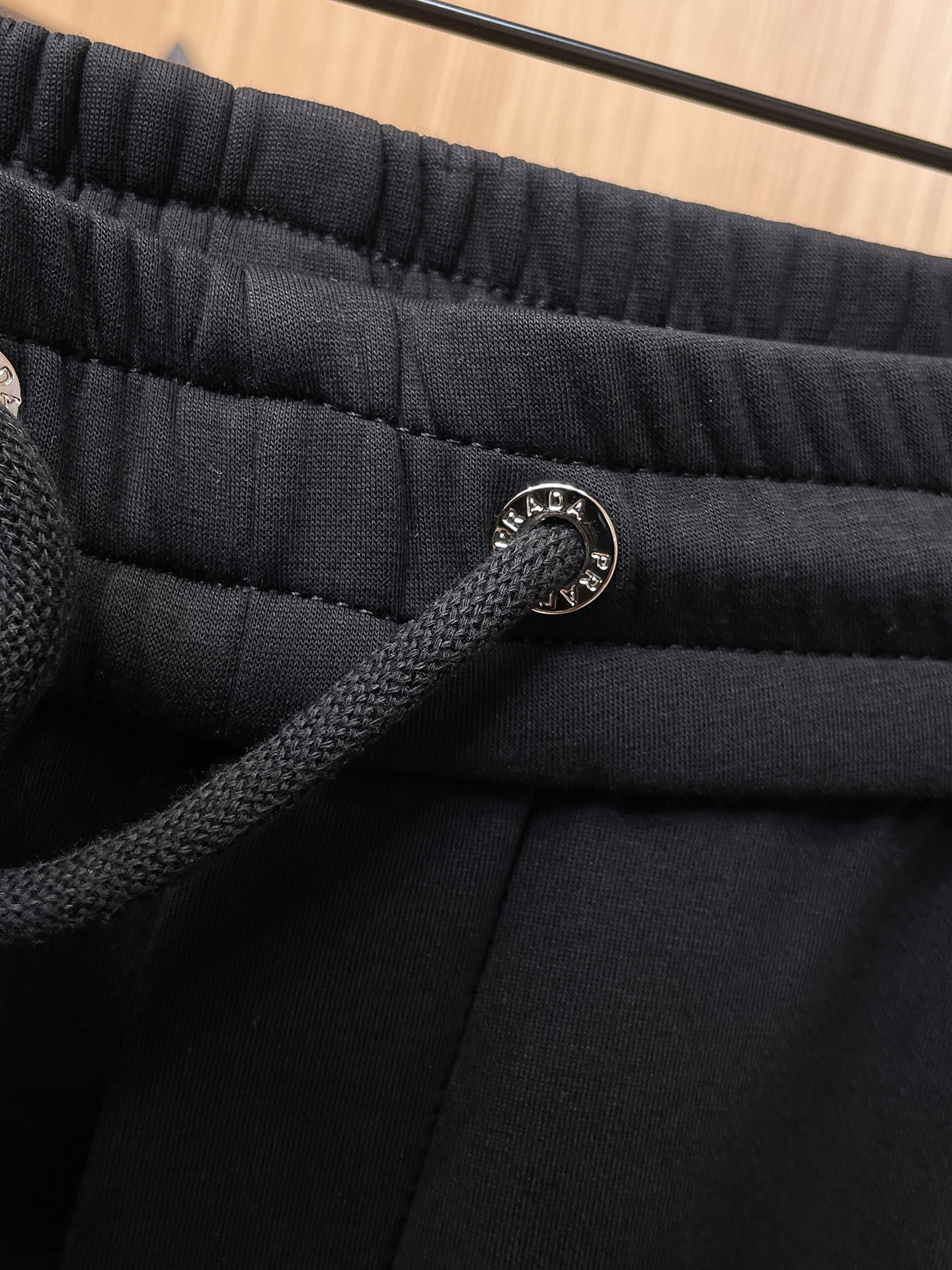普拉达 顶级货品🐮 🆕2025秋冬新款休闲裤！官网同步发售。品牌经典LOGO休闲裤 ，定制面料，舒适度极