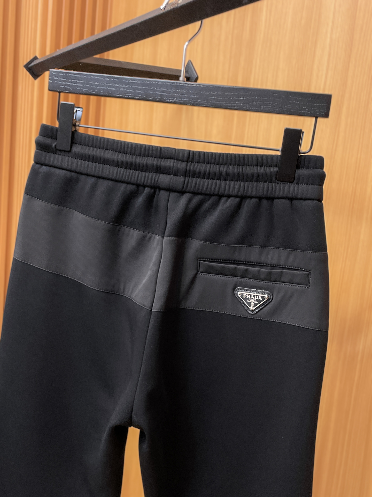 普拉达 顶级货品🐮 🆕2025秋冬新款休闲裤！官网同步发售。品牌经典LOGO休闲裤 ，定制面料，舒适度极