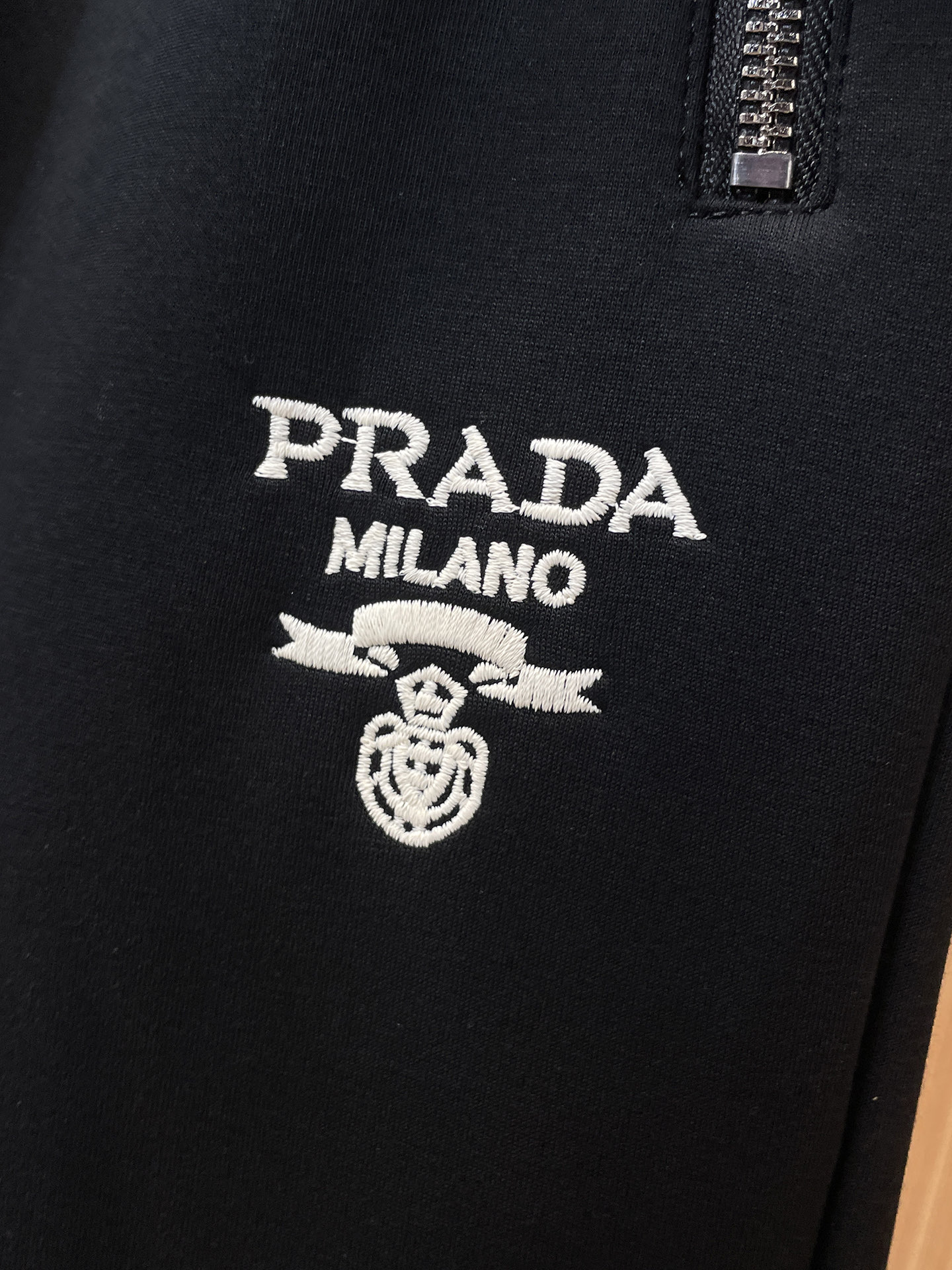 普拉达 顶级货品🐮 🆕2025秋冬新款休闲裤！官网同步发售。品牌经典LOGO休闲裤 ，定制面料，舒适度极