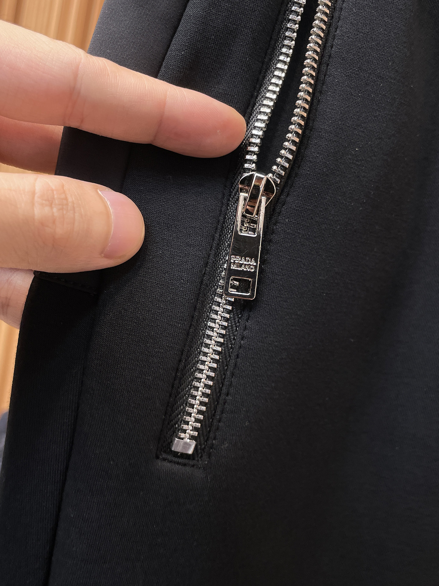 普拉达 顶级货品🐮 🆕2025秋冬新款休闲裤！官网同步发售。品牌经典LOGO休闲裤 ，定制面料，舒适度极