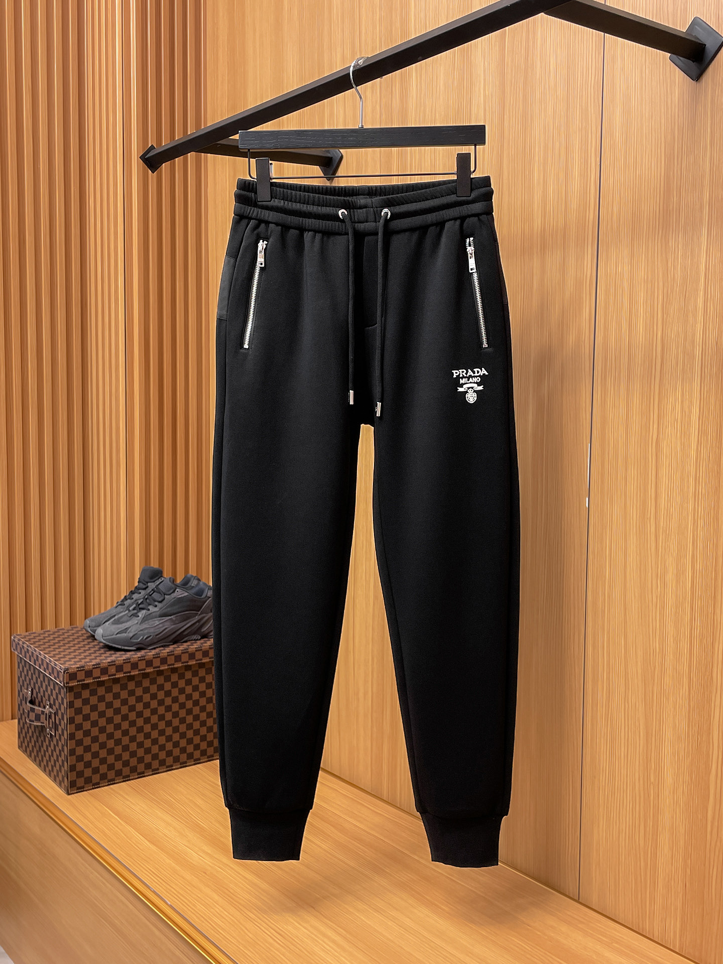 普拉达 顶级货品🐮 🆕2025秋冬新款休闲裤！官网同步发售。品牌经典LOGO休闲裤 ，定制面料，舒适度极