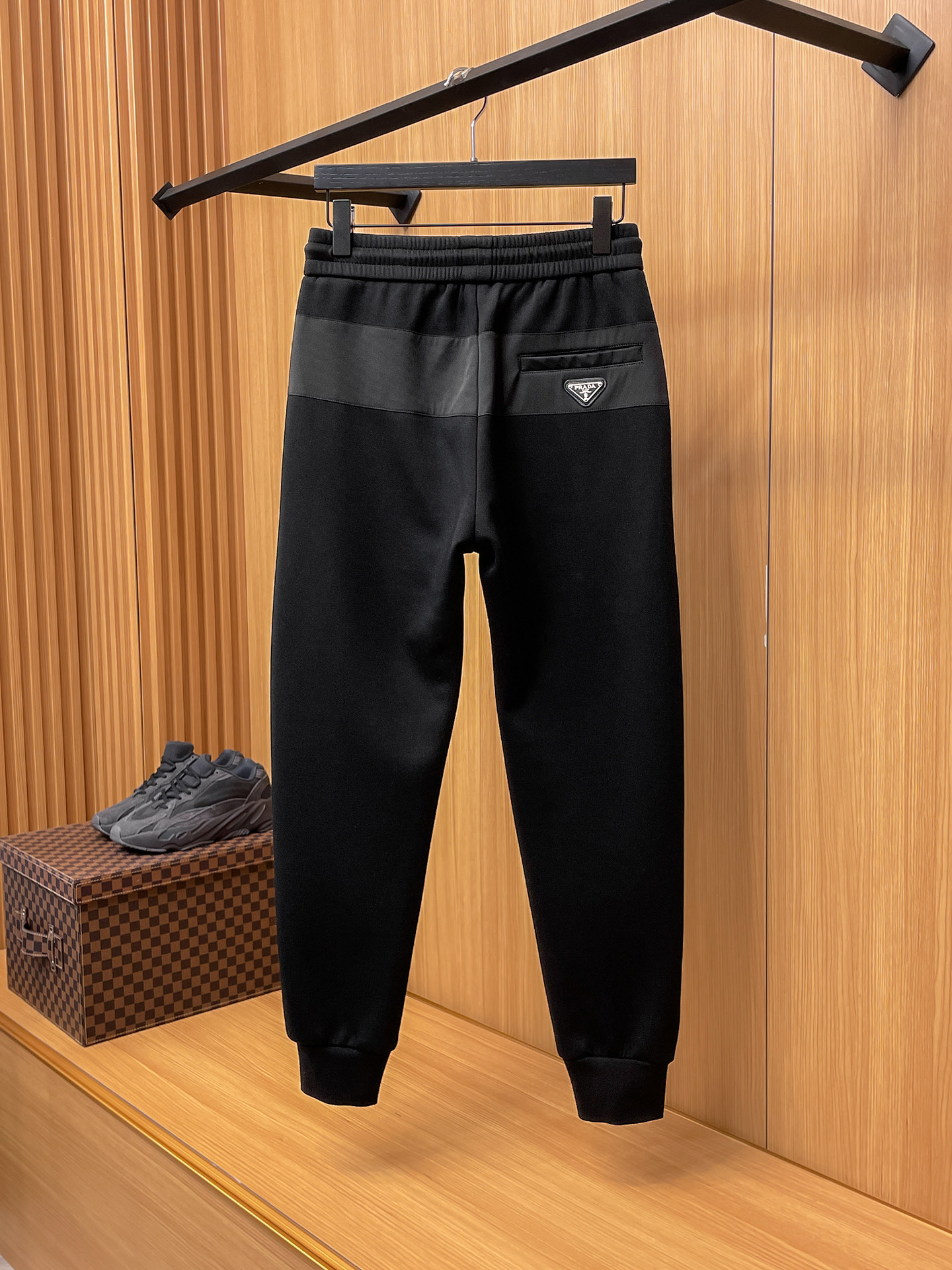 普拉达 顶级货品🐮 🆕2025秋冬新款休闲裤！官网同步发售。品牌经典LOGO休闲裤 ，定制面料，舒适度极