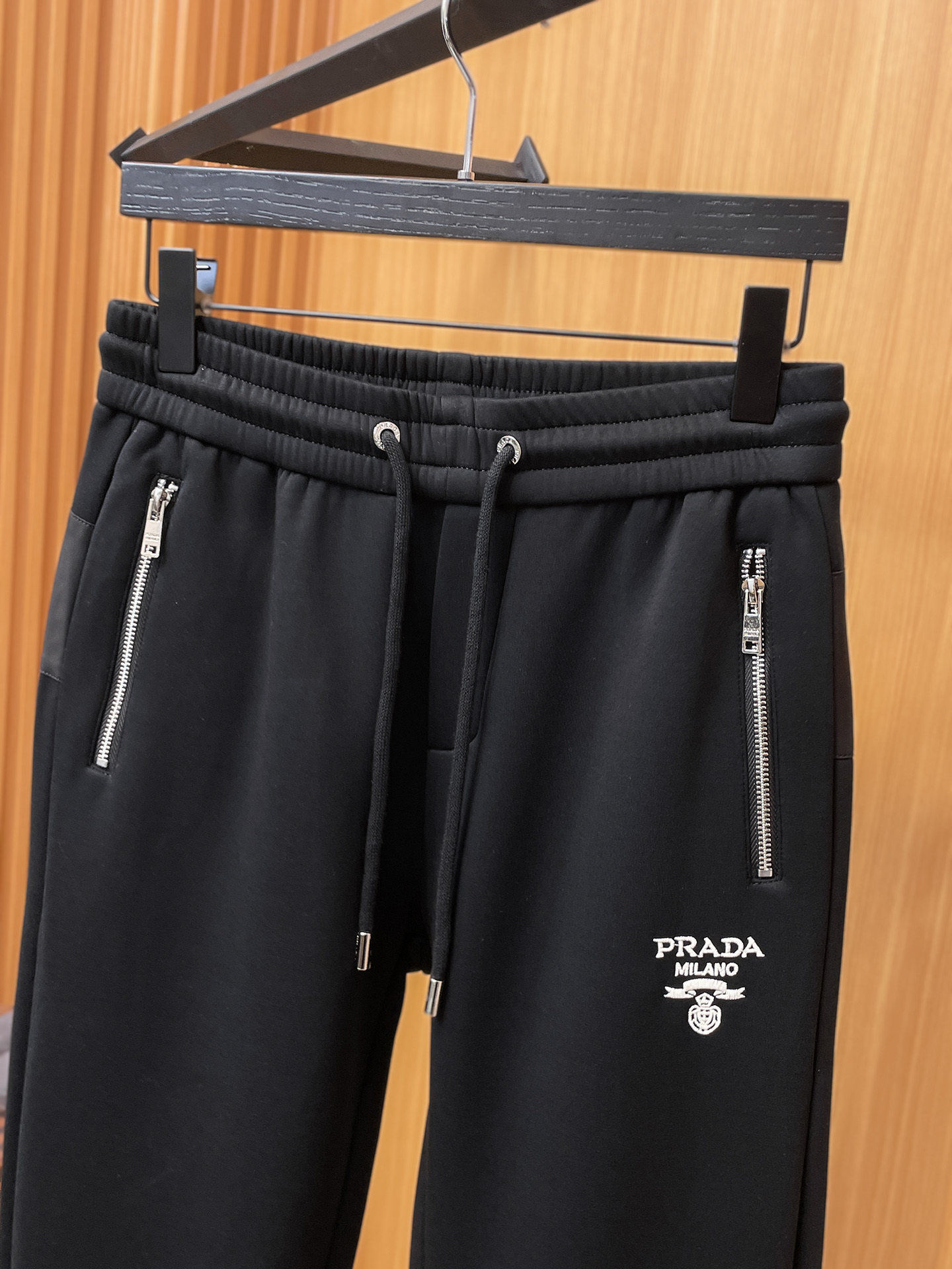 普拉达 顶级货品🐮 🆕2025秋冬新款休闲裤！官网同步发售。品牌经典LOGO休闲裤 ，定制面料，舒适度极