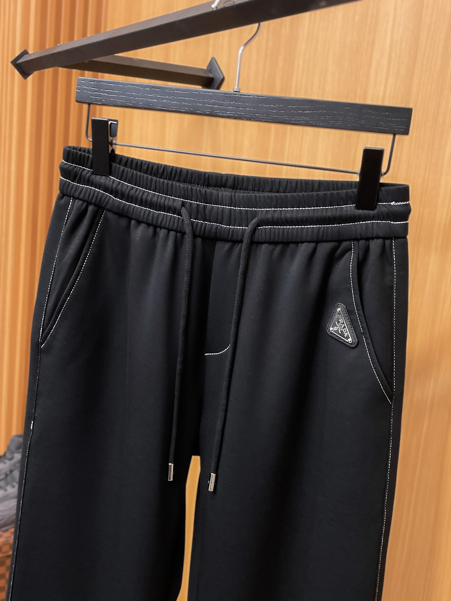 普拉达 顶级货品🐮 🆕2025秋冬新款休闲裤！官网同步发售。品牌经典LOGO休闲裤 ，定制面料，舒适度极