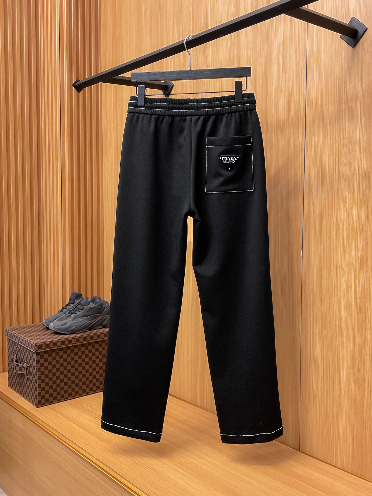 普拉达 顶级货品🐮 🆕2025秋冬新款休闲裤！官网同步发售。品牌经典LOGO休闲裤 ，定制面料，舒适度极