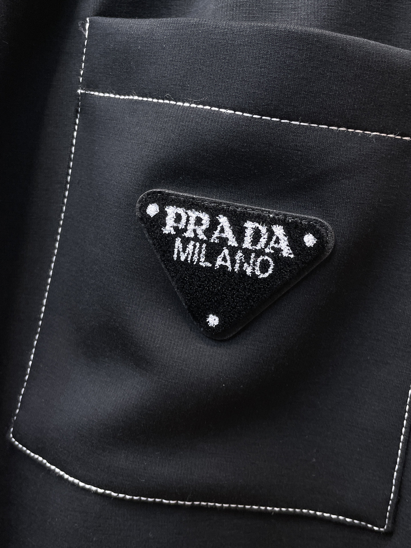 普拉达 顶级货品🐮 🆕2025秋冬新款休闲裤！官网同步发售。品牌经典LOGO休闲裤 ，定制面料，舒适度极