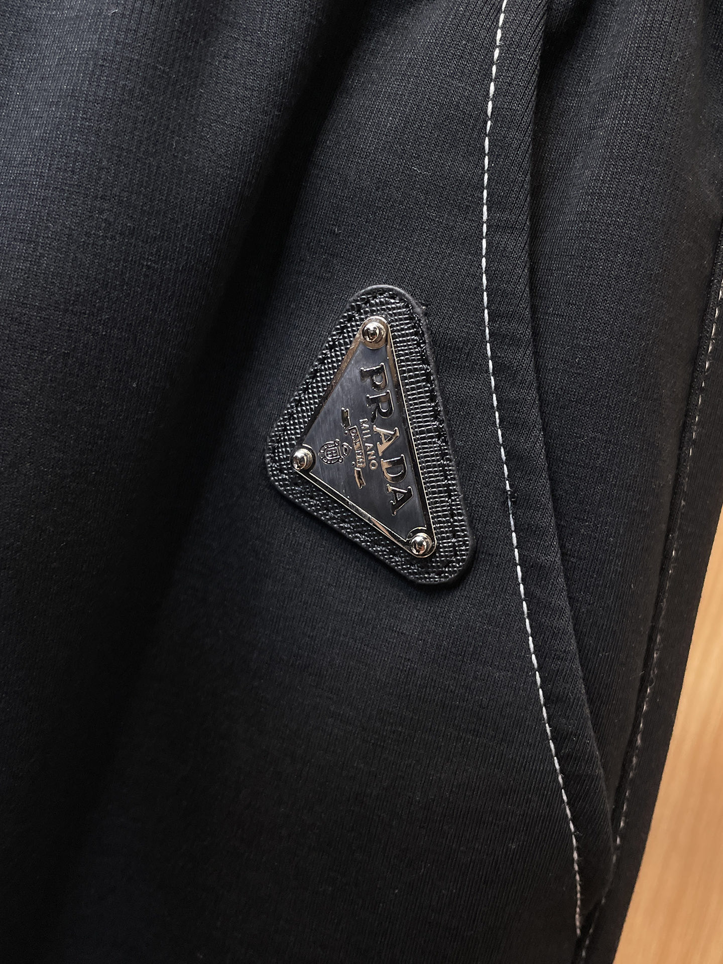 普拉达 顶级货品🐮 🆕2025秋冬新款休闲裤！官网同步发售。品牌经典LOGO休闲裤 ，定制面料，舒适度极