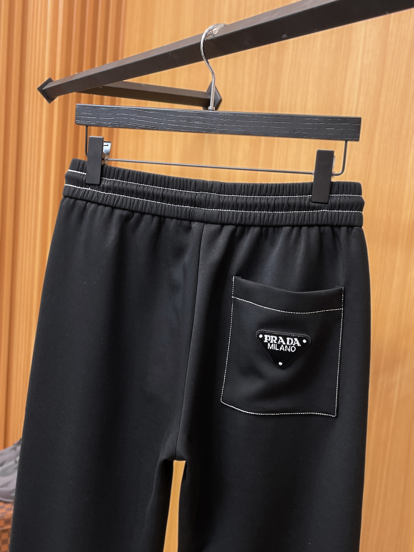 普拉达 顶级货品🐮 🆕2025秋冬新款休闲裤！官网同步发售。品牌经典LOGO休闲裤 ，定制面料，舒适度极