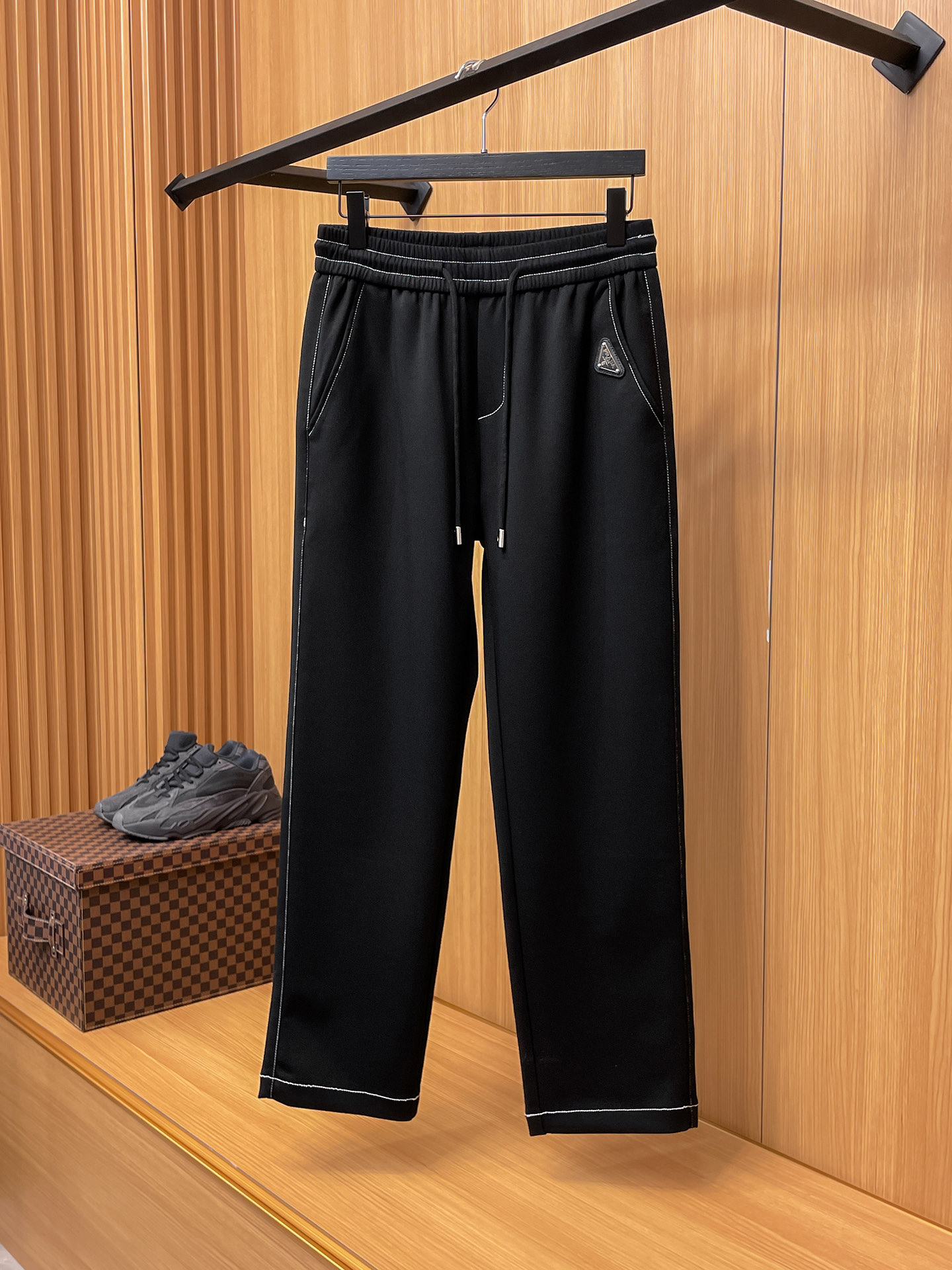 普拉达 顶级货品🐮 🆕2025秋冬新款休闲裤！官网同步发售。品牌经典LOGO休闲裤 ，定制面料，舒适度极