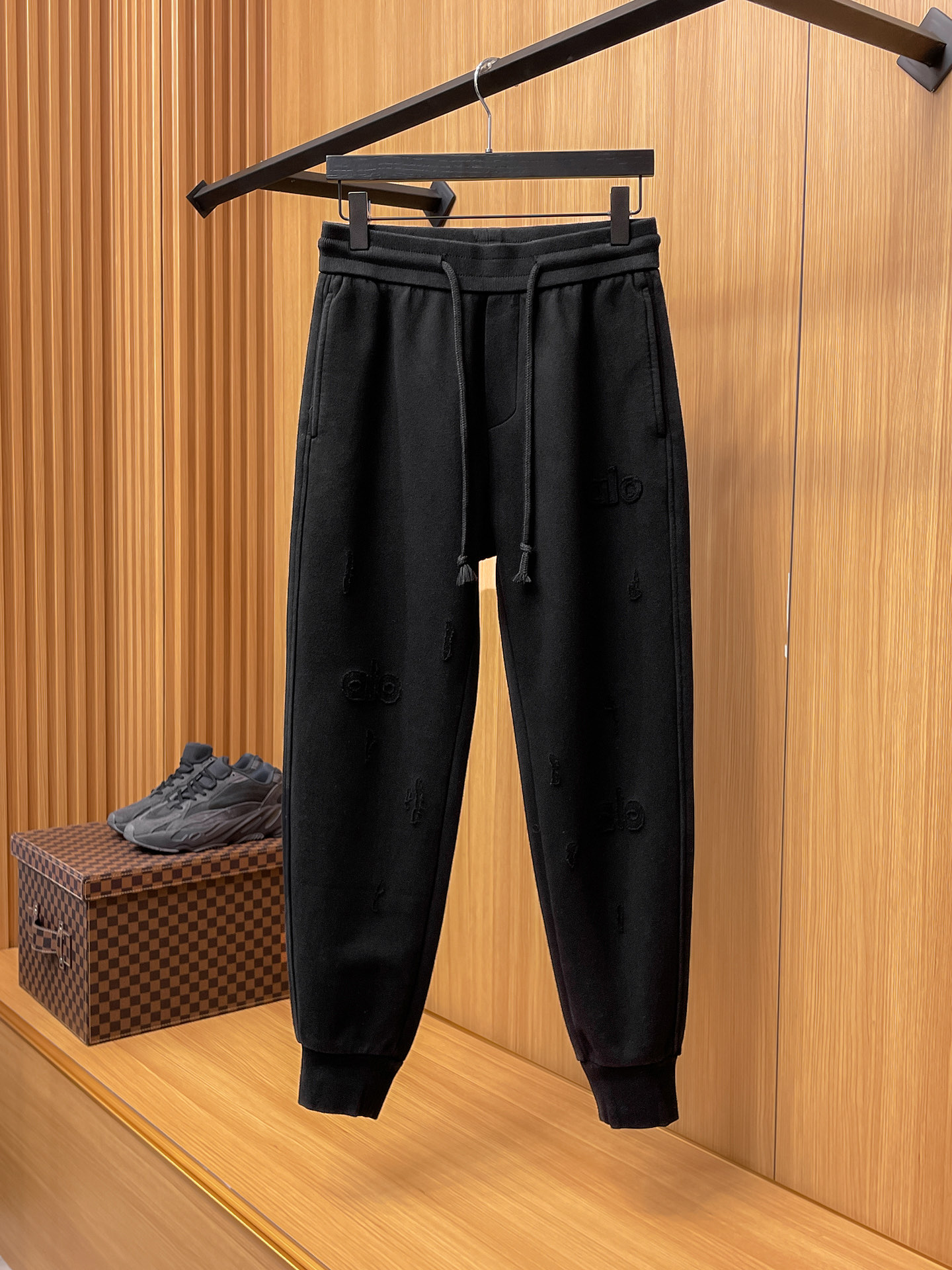 alo 顶级货品🐮 🆕2025秋冬新款休闲裤！官网同步发售。品牌经典LOGO休闲裤 ，定制面料，舒适度极