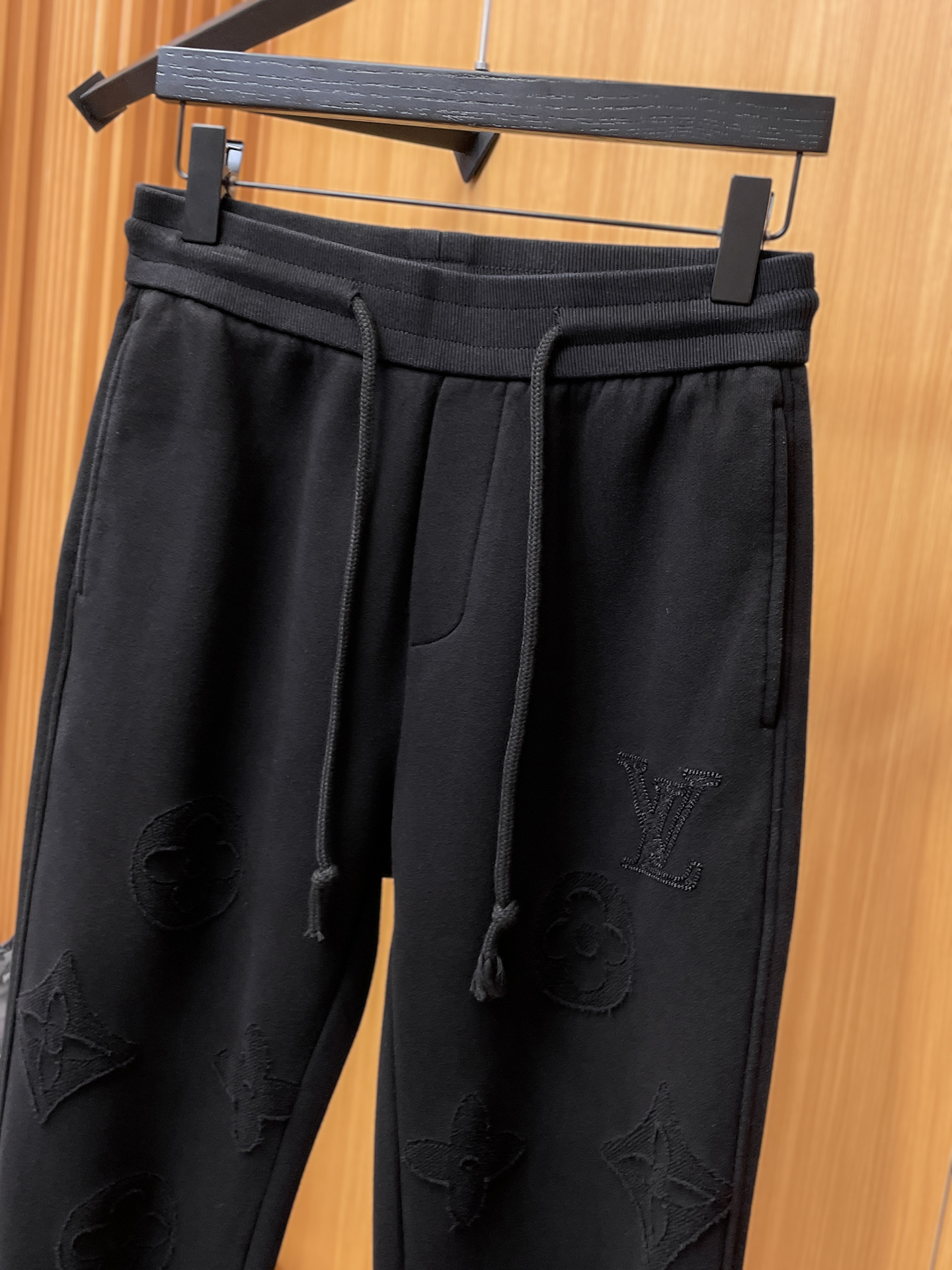 LV 顶级货品🐮 🆕2025秋冬新款休闲裤！官网同步发售。品牌经典LOGO休闲裤 ，定制面料，舒适度极好