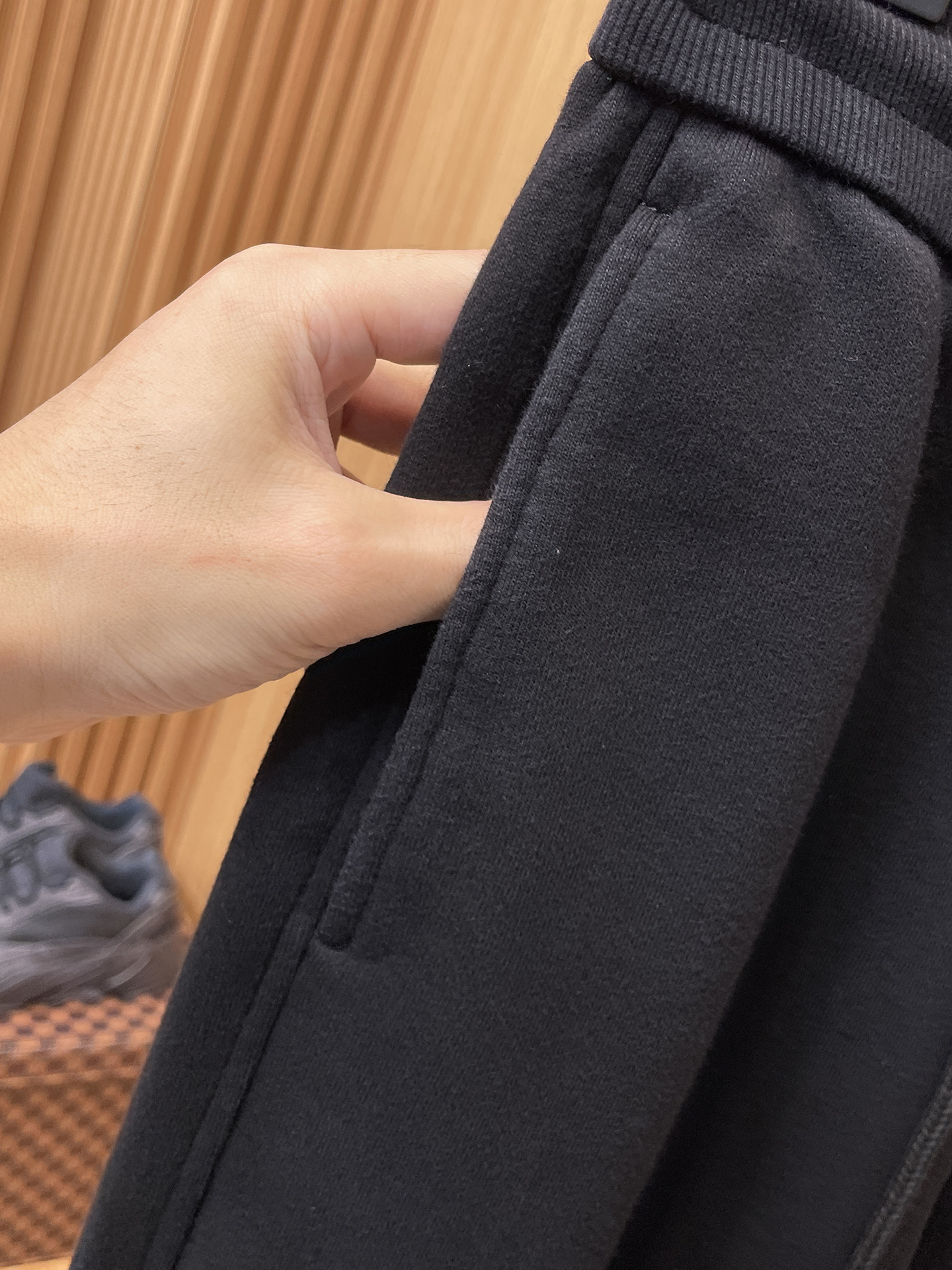 LV 顶级货品🐮 🆕2025秋冬新款休闲裤！官网同步发售。品牌经典LOGO休闲裤 ，定制面料，舒适度极好