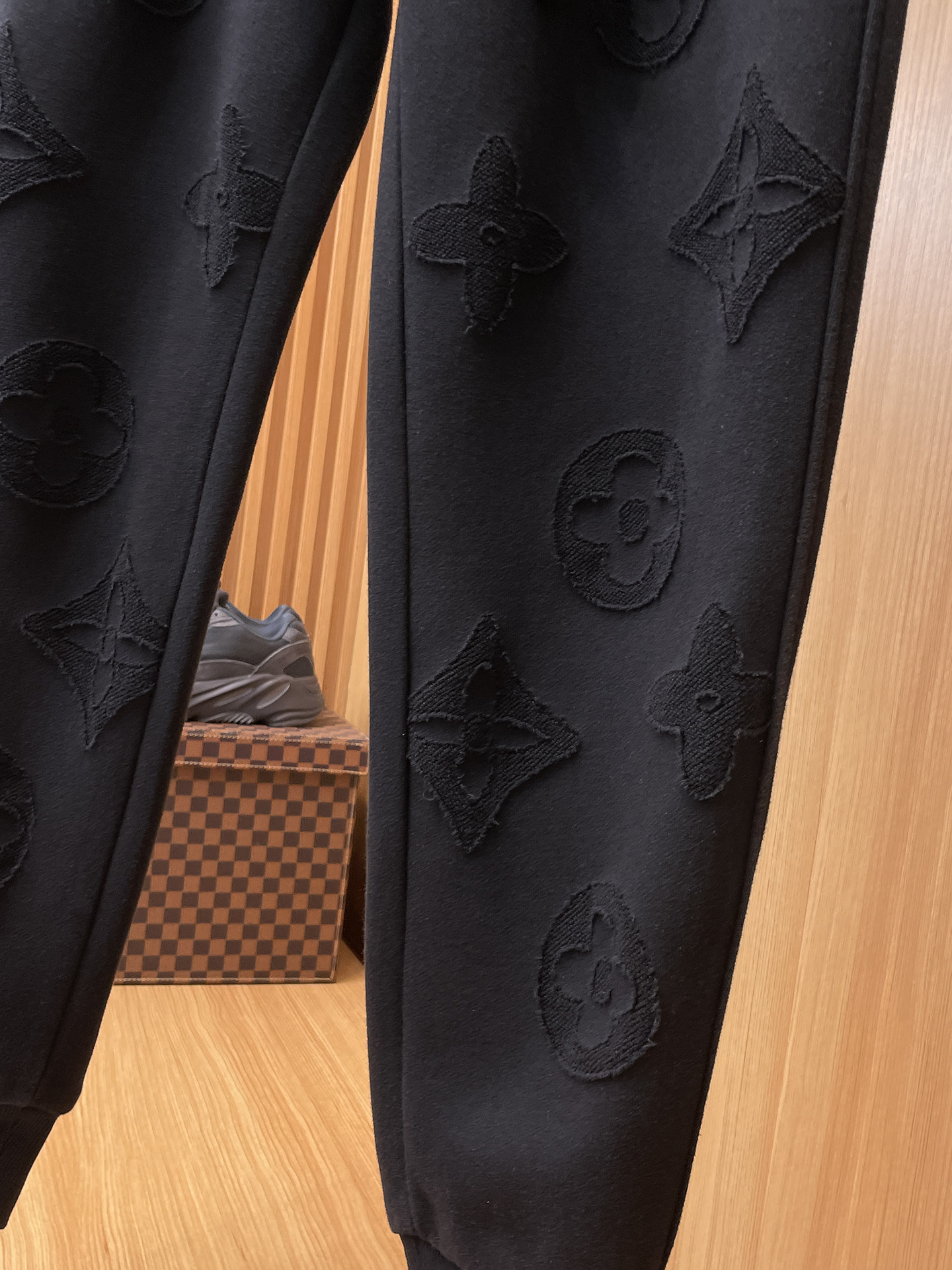 LV 顶级货品🐮 🆕2025秋冬新款休闲裤！官网同步发售。品牌经典LOGO休闲裤 ，定制面料，舒适度极好