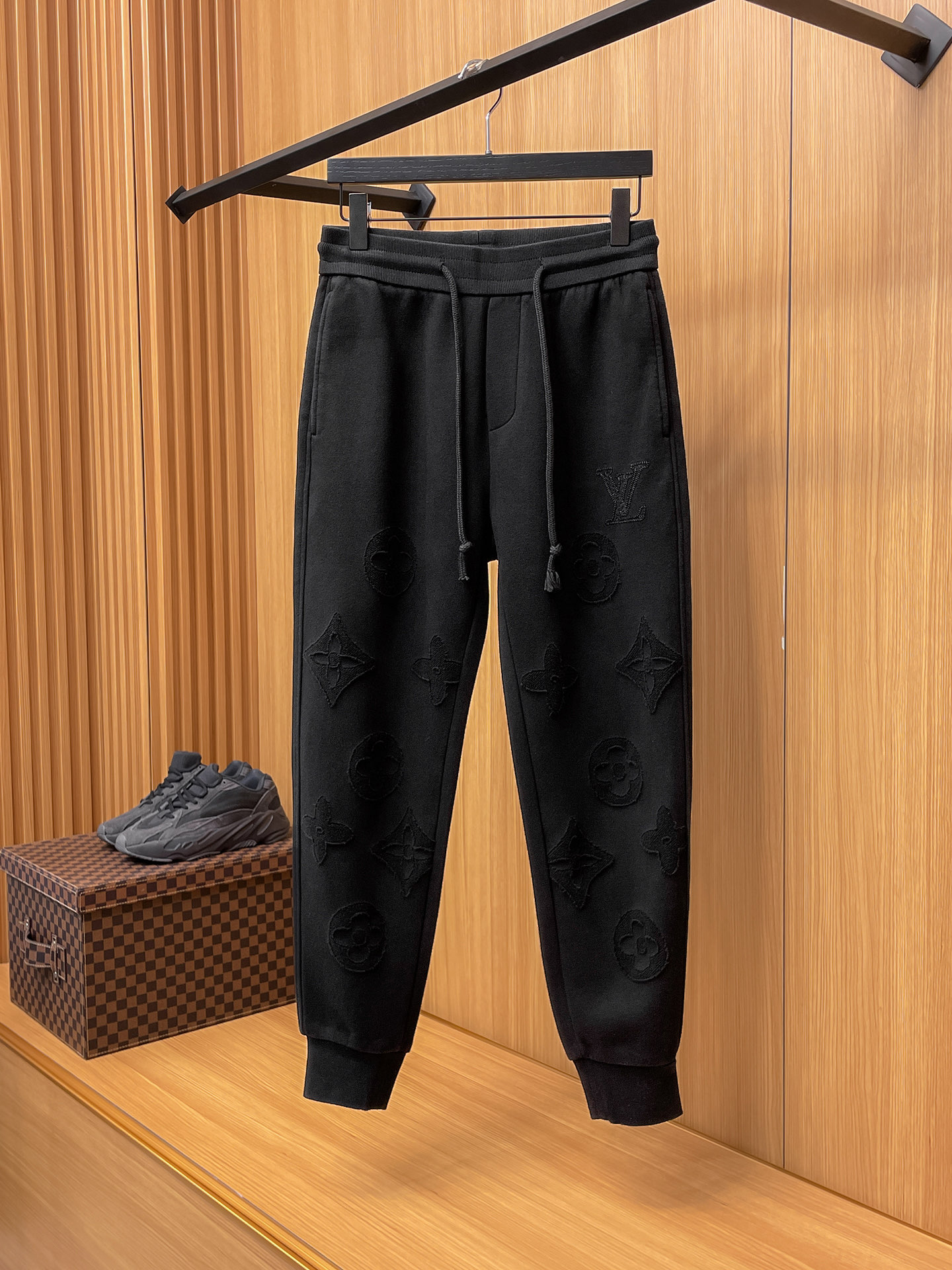 LV 顶级货品🐮 🆕2025秋冬新款休闲裤！官网同步发售。品牌经典LOGO休闲裤 ，定制面料，舒适度极好