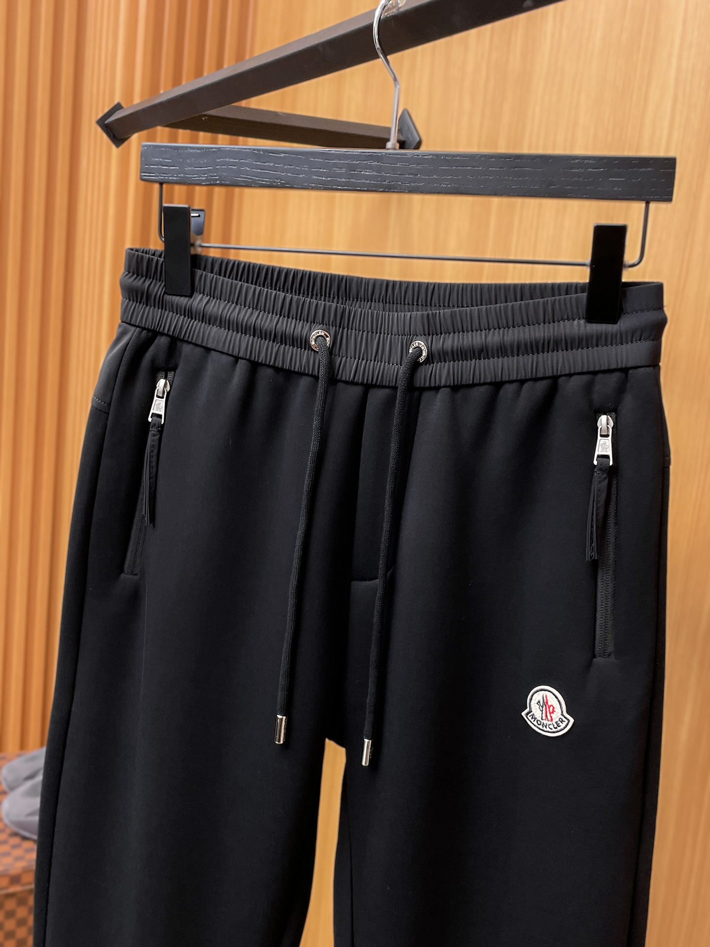 蒙口 顶级货品🐮 🆕2025秋冬新款休闲裤！官网同步发售。品牌经典LOGO休闲裤 ，定制面料，舒适度极好