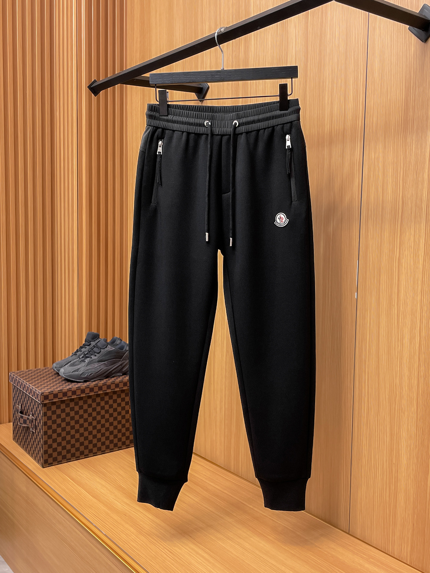 蒙口 顶级货品🐮 🆕2025秋冬新款休闲裤！官网同步发售。品牌经典LOGO休闲裤 ，定制面料，舒适度极好