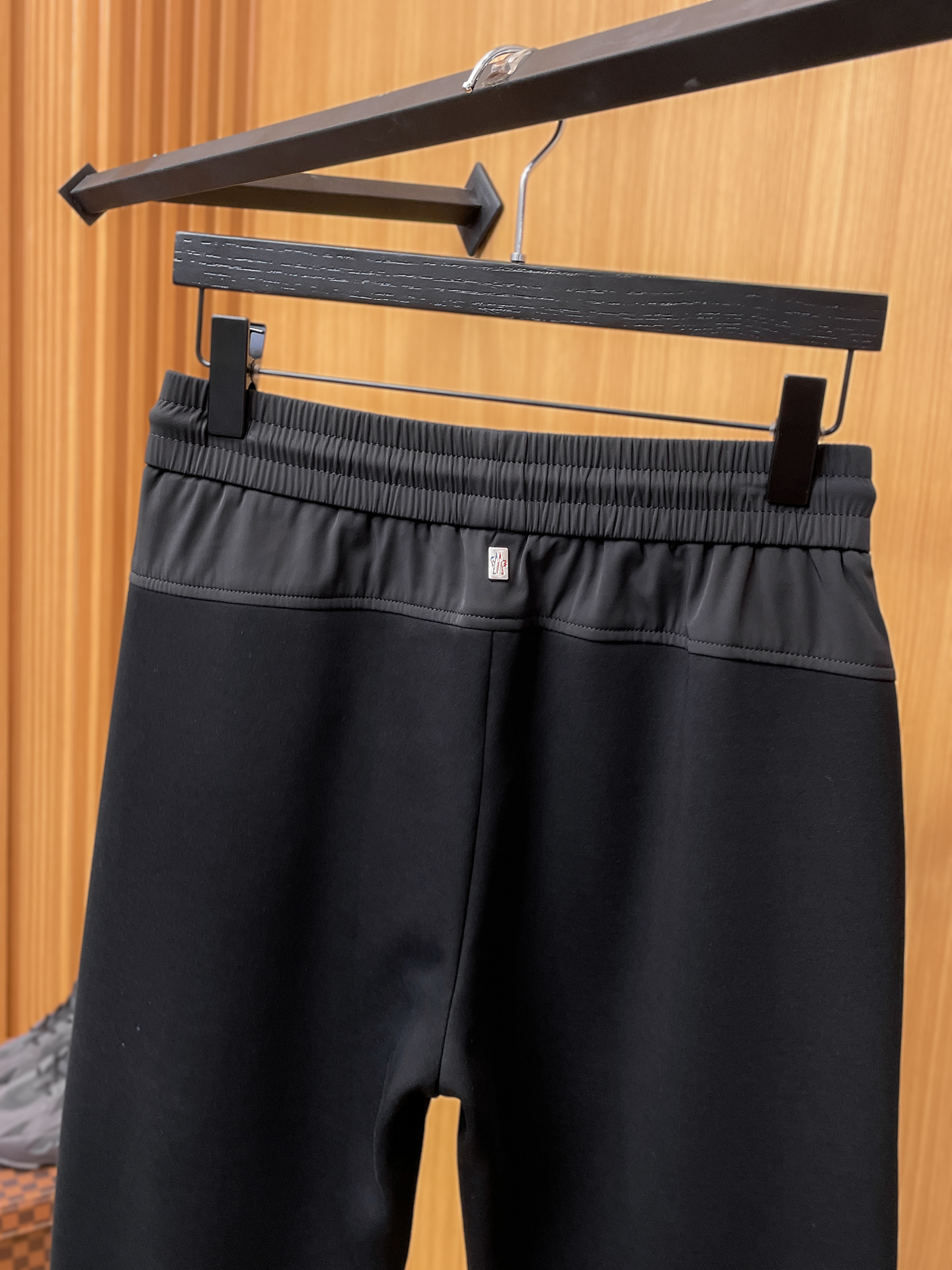 蒙口 顶级货品🐮 🆕2025秋冬新款休闲裤！官网同步发售。品牌经典LOGO休闲裤 ，定制面料，舒适度极好