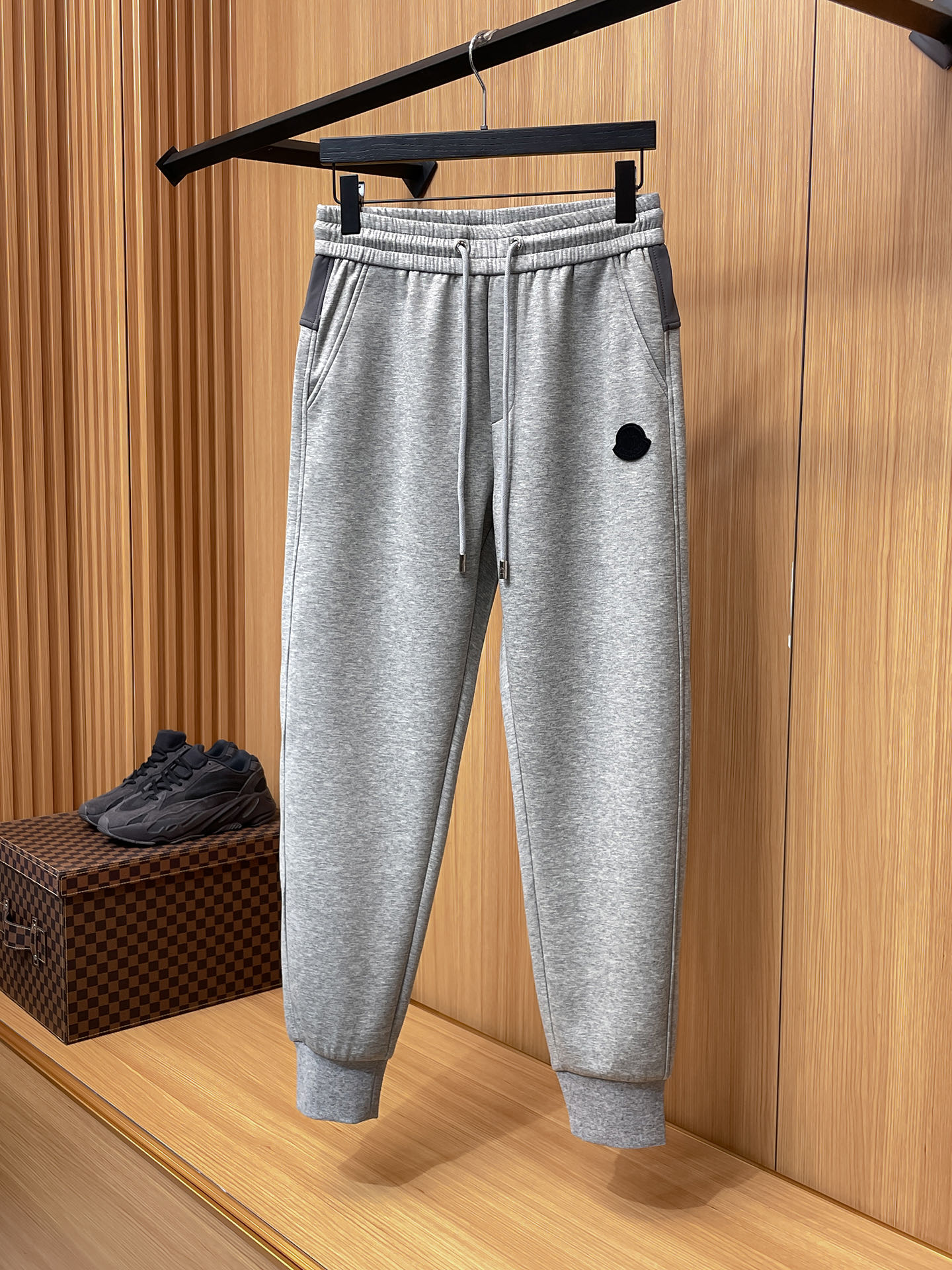 蒙口 顶级货品🐮 🆕2025秋冬新款休闲裤！官网同步发售。品牌经典LOGO休闲裤 ，定制面料，舒适度极好