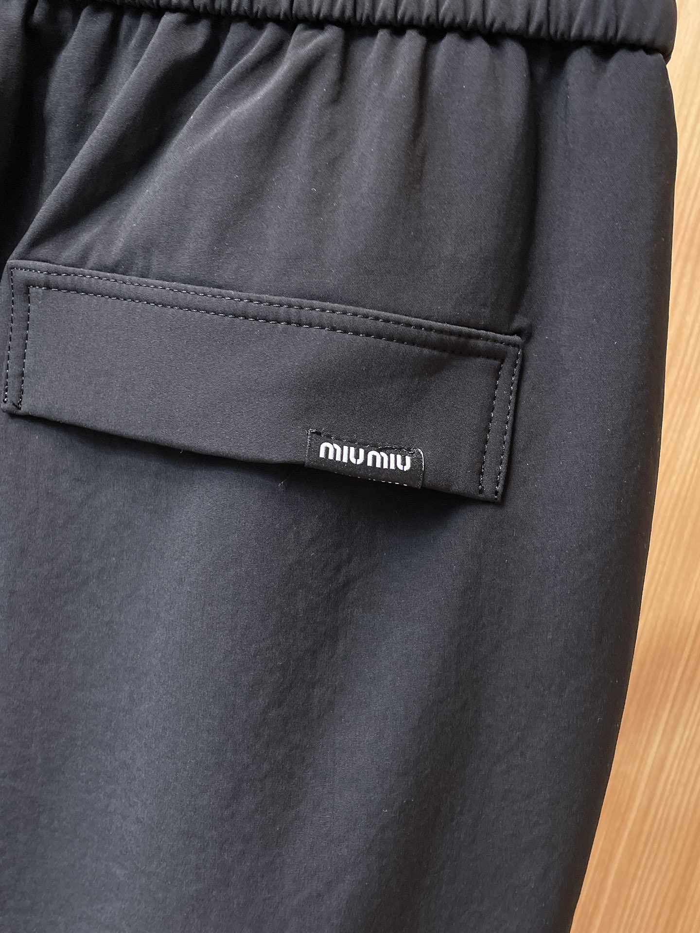 MIU 顶级货品🐮 🆕2025秋冬新款休闲裤！官网同步发售。品牌经典LOGO休闲裤 ，定制面料，舒适度极