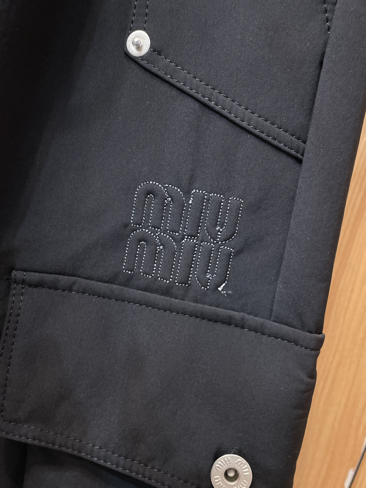 MIU 顶级货品🐮 🆕2025秋冬新款休闲裤！官网同步发售。品牌经典LOGO休闲裤 ，定制面料，舒适度极