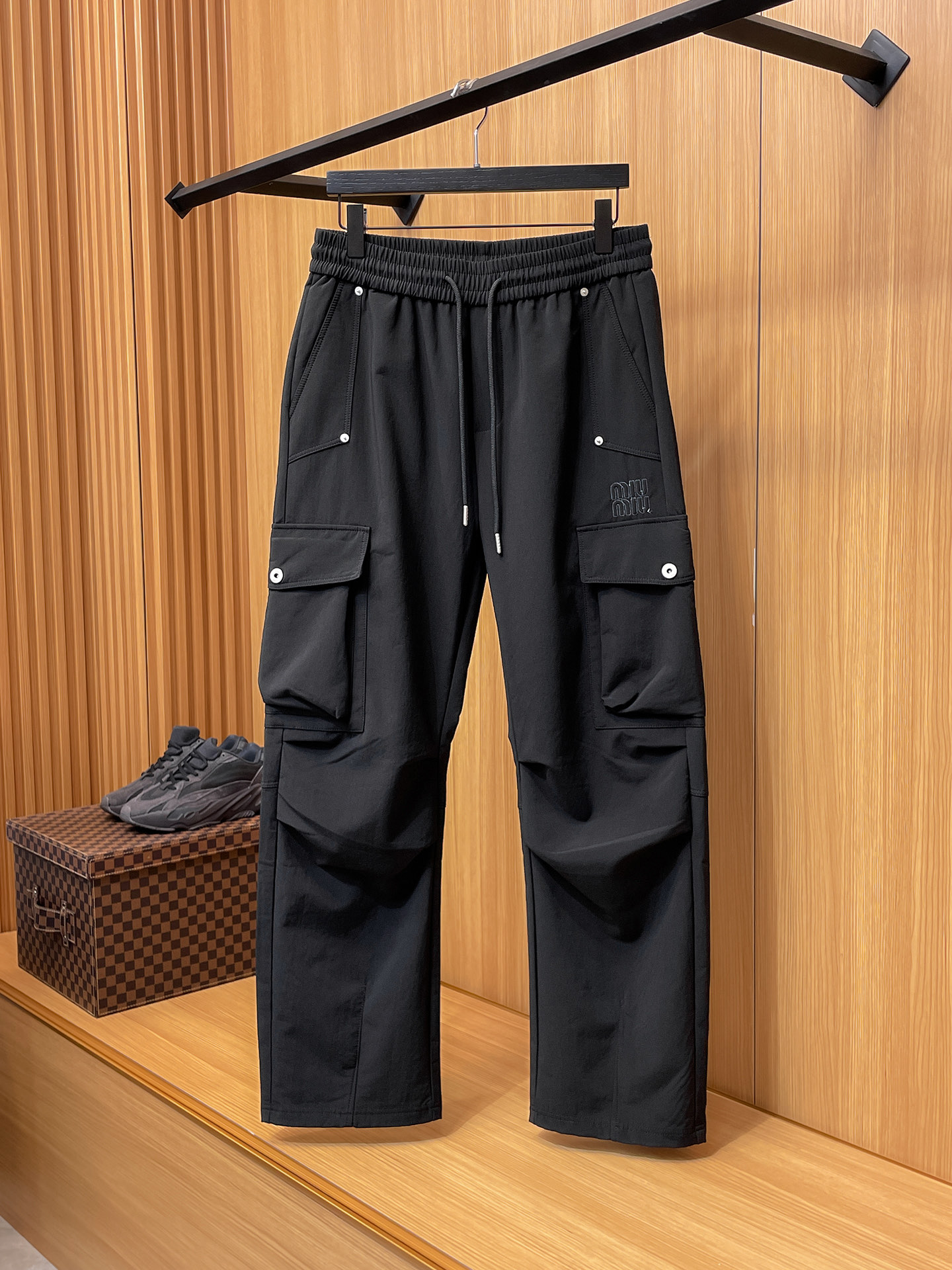 MIU 顶级货品🐮 🆕2025秋冬新款休闲裤！官网同步发售。品牌经典LOGO休闲裤 ，定制面料，舒适度极