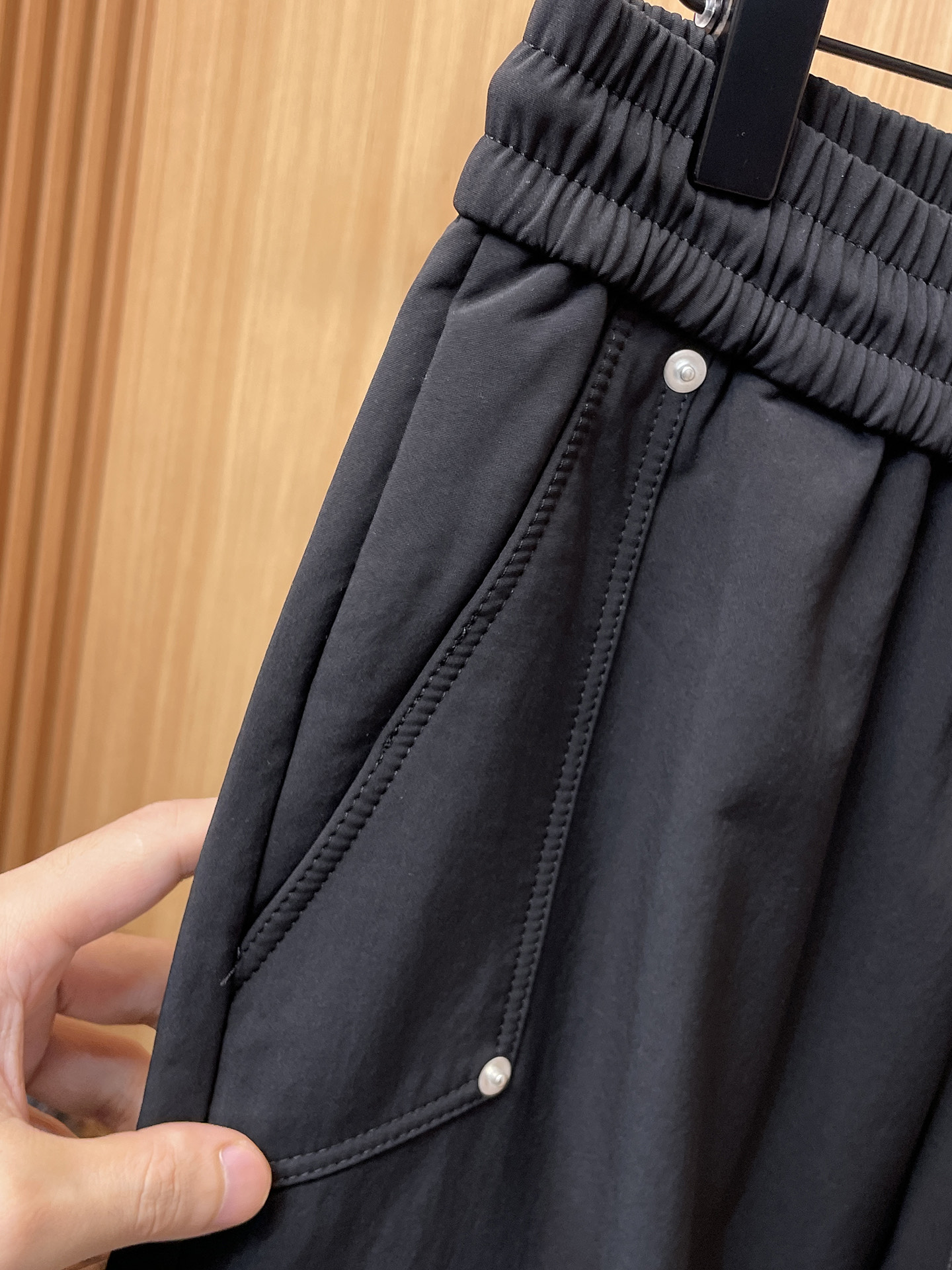 MIU 顶级货品🐮 🆕2025秋冬新款休闲裤！官网同步发售。品牌经典LOGO休闲裤 ，定制面料，舒适度极