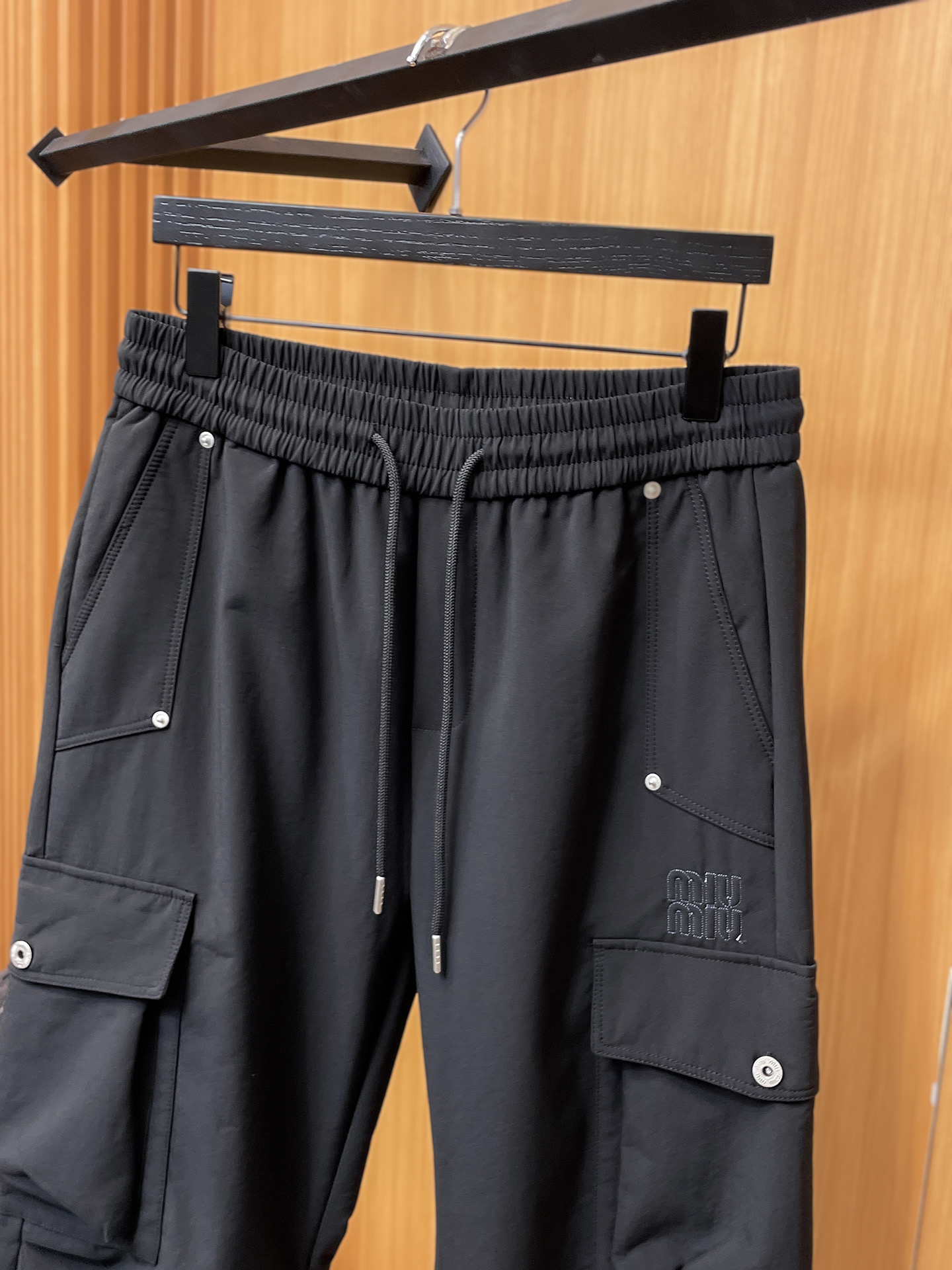 MIU 顶级货品🐮 🆕2025秋冬新款休闲裤！官网同步发售。品牌经典LOGO休闲裤 ，定制面料，舒适度极