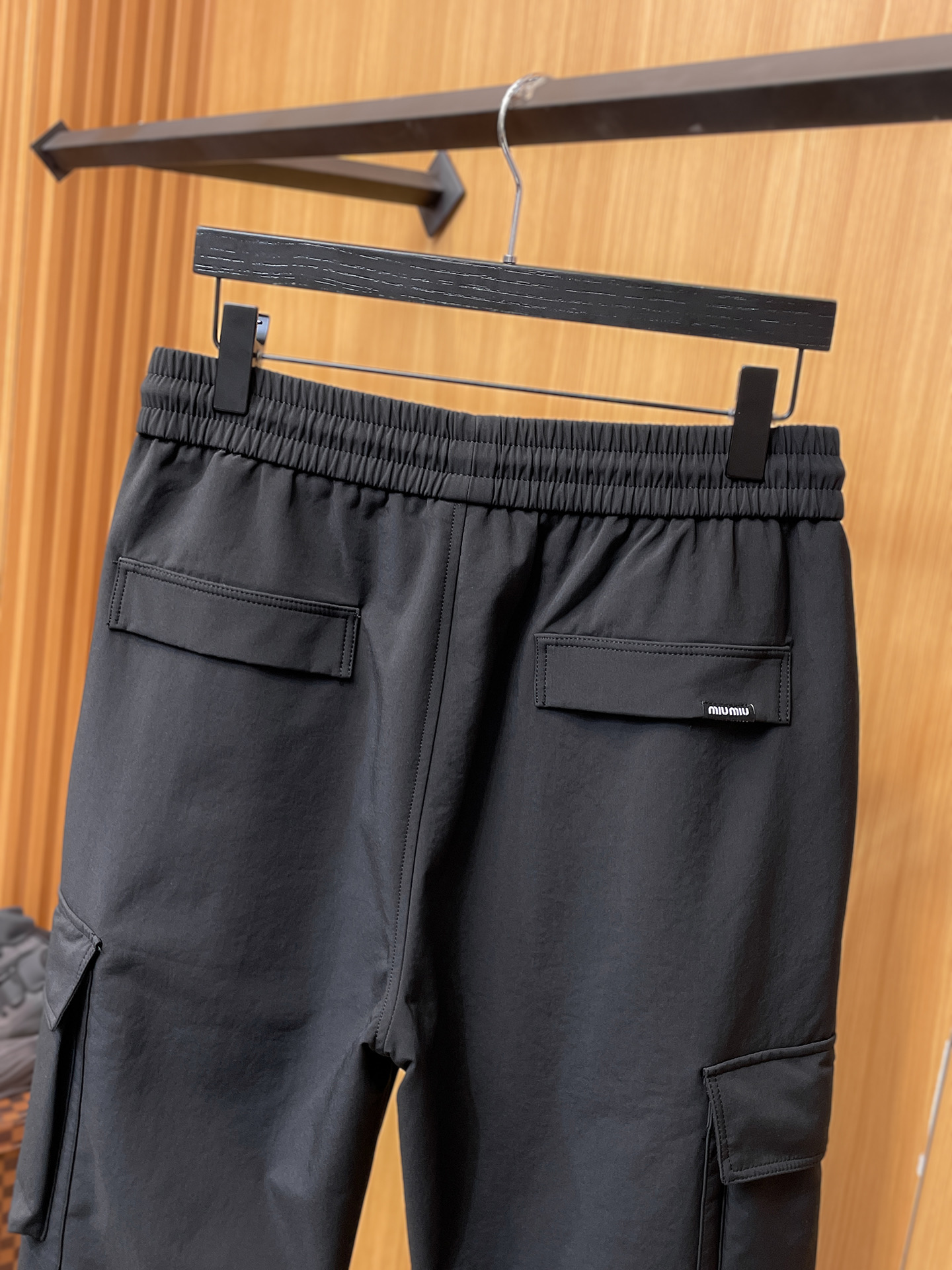 MIU 顶级货品🐮 🆕2025秋冬新款休闲裤！官网同步发售。品牌经典LOGO休闲裤 ，定制面料，舒适度极