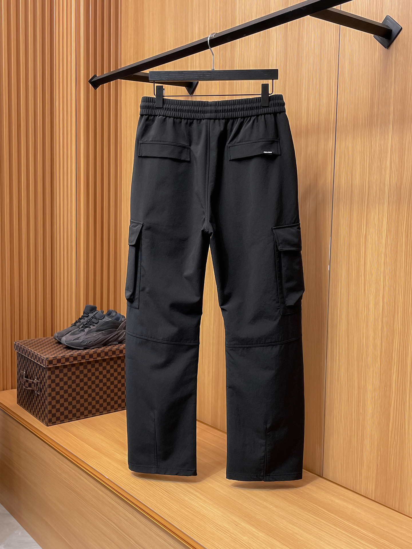 MIU 顶级货品🐮 🆕2025秋冬新款休闲裤！官网同步发售。品牌经典LOGO休闲裤 ，定制面料，舒适度极