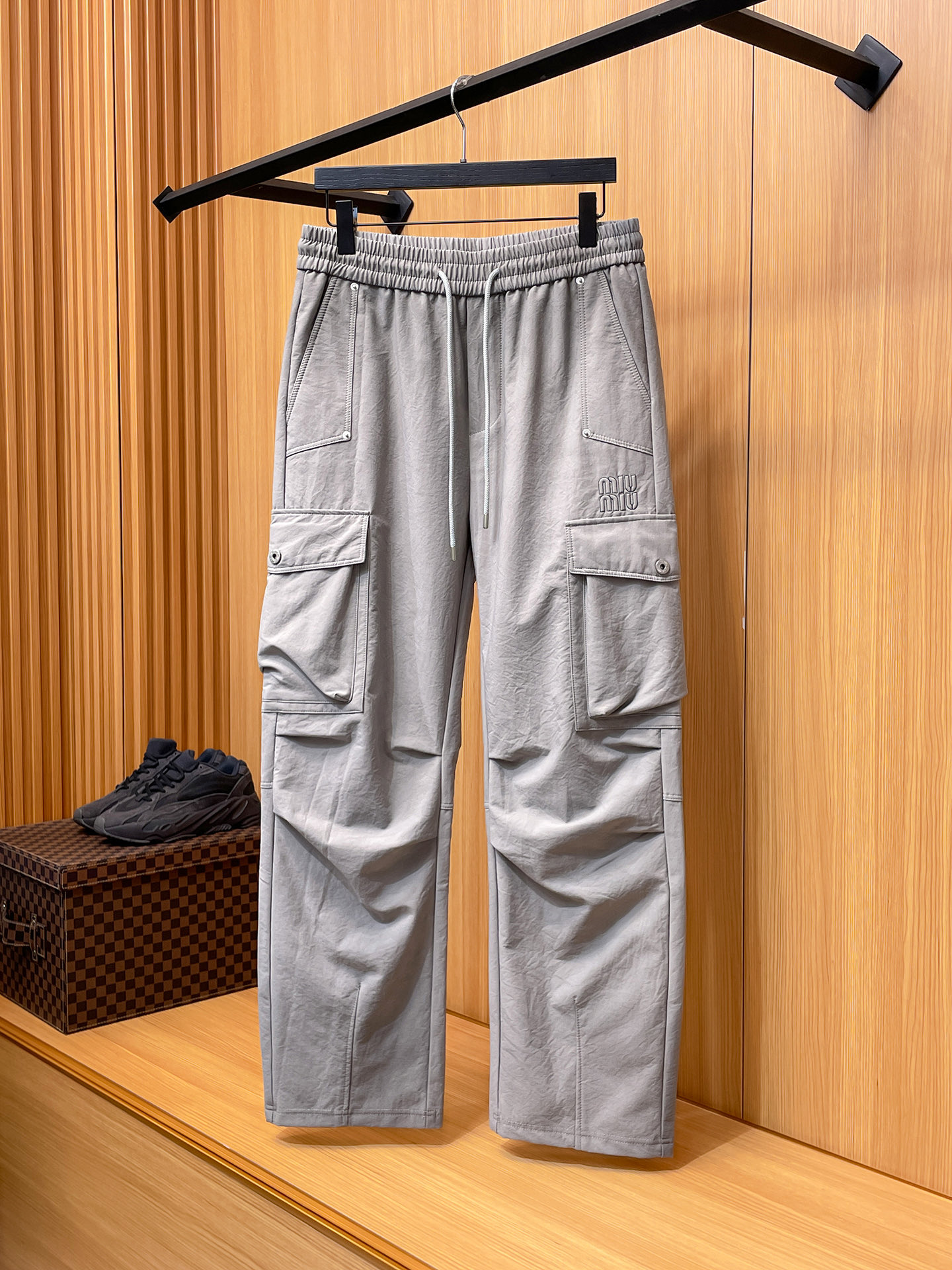 MIU 顶级货品🐮 🆕2025秋冬新款休闲裤！官网同步发售。品牌经典LOGO休闲裤 ，定制面料，舒适度极