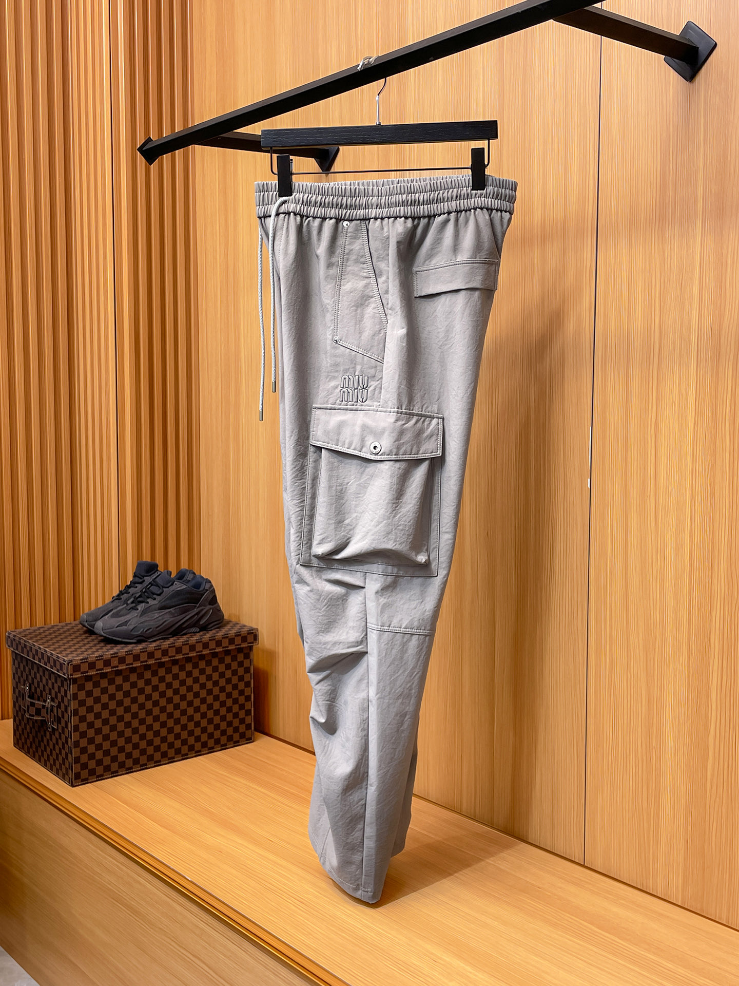 MIU 顶级货品🐮 🆕2025秋冬新款休闲裤！官网同步发售。品牌经典LOGO休闲裤 ，定制面料，舒适度极