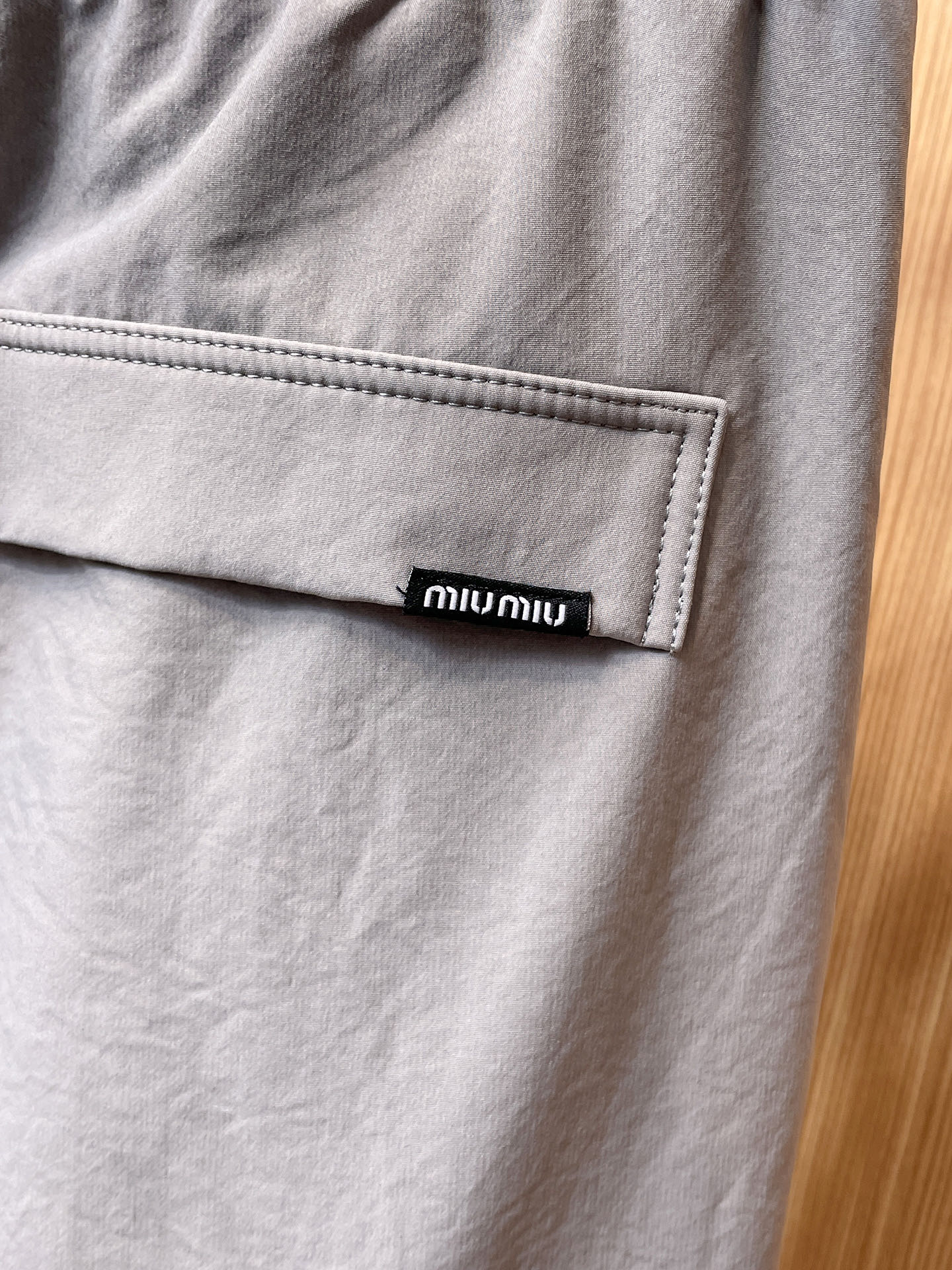 MIU 顶级货品🐮 🆕2025秋冬新款休闲裤！官网同步发售。品牌经典LOGO休闲裤 ，定制面料，舒适度极