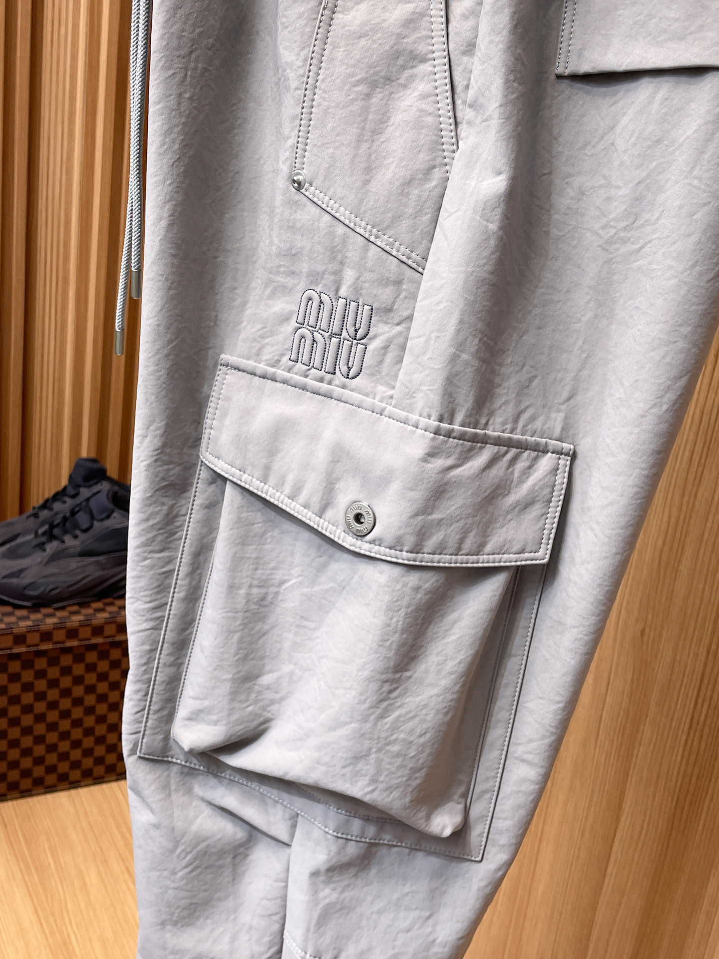 MIU 顶级货品🐮 🆕2025秋冬新款休闲裤！官网同步发售。品牌经典LOGO休闲裤 ，定制面料，舒适度极