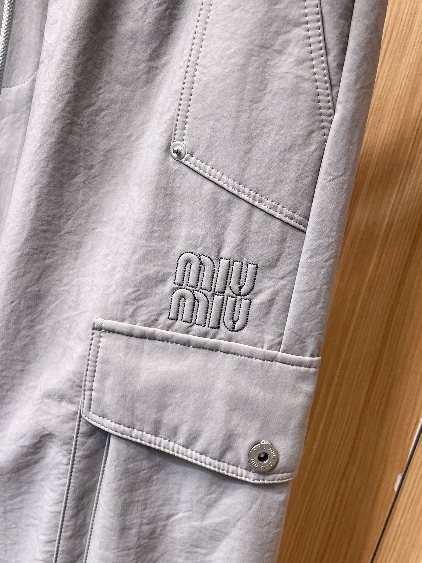 MIU 顶级货品🐮 🆕2025秋冬新款休闲裤！官网同步发售。品牌经典LOGO休闲裤 ，定制面料，舒适度极