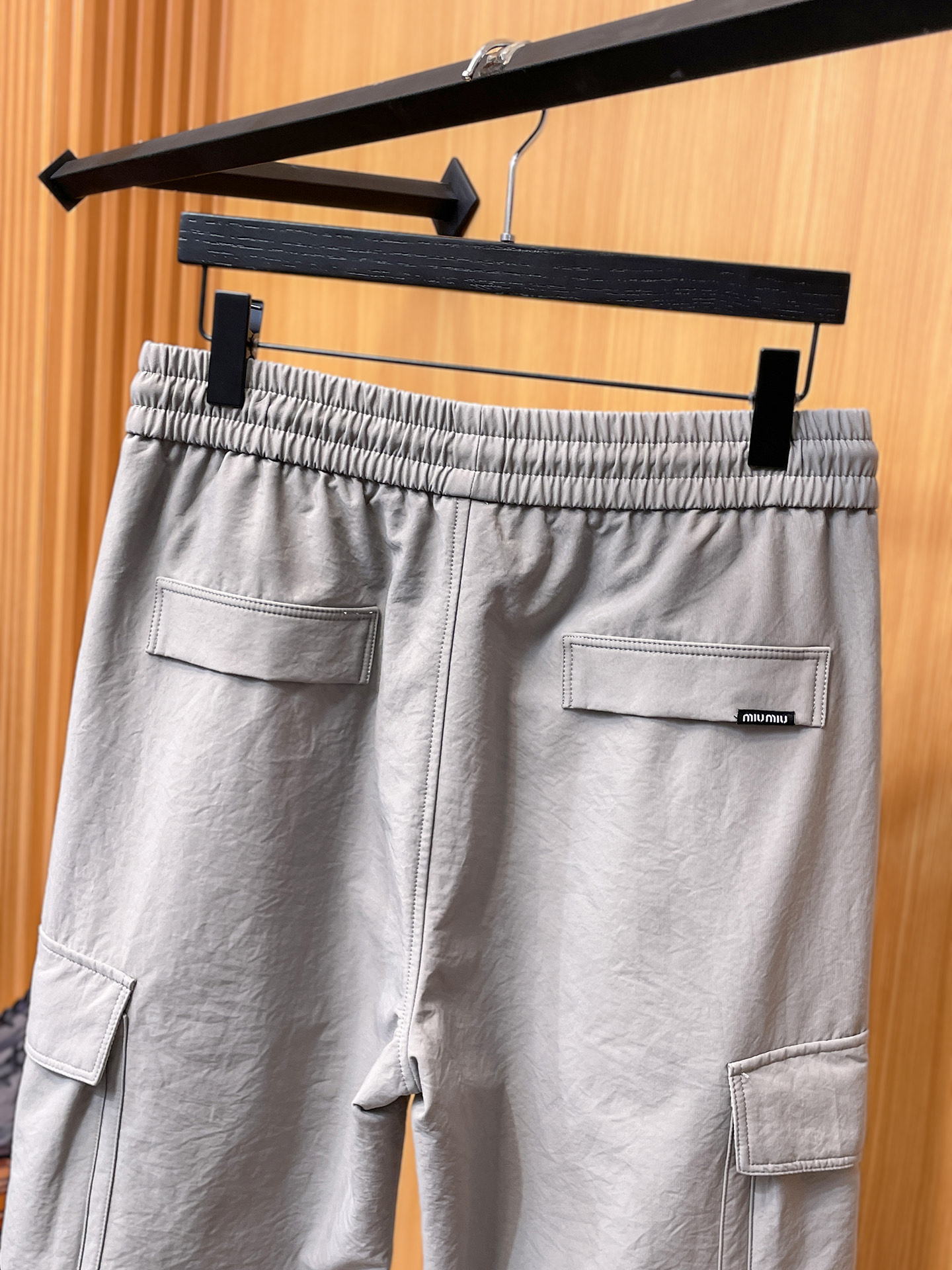 MIU 顶级货品🐮 🆕2025秋冬新款休闲裤！官网同步发售。品牌经典LOGO休闲裤 ，定制面料，舒适度极